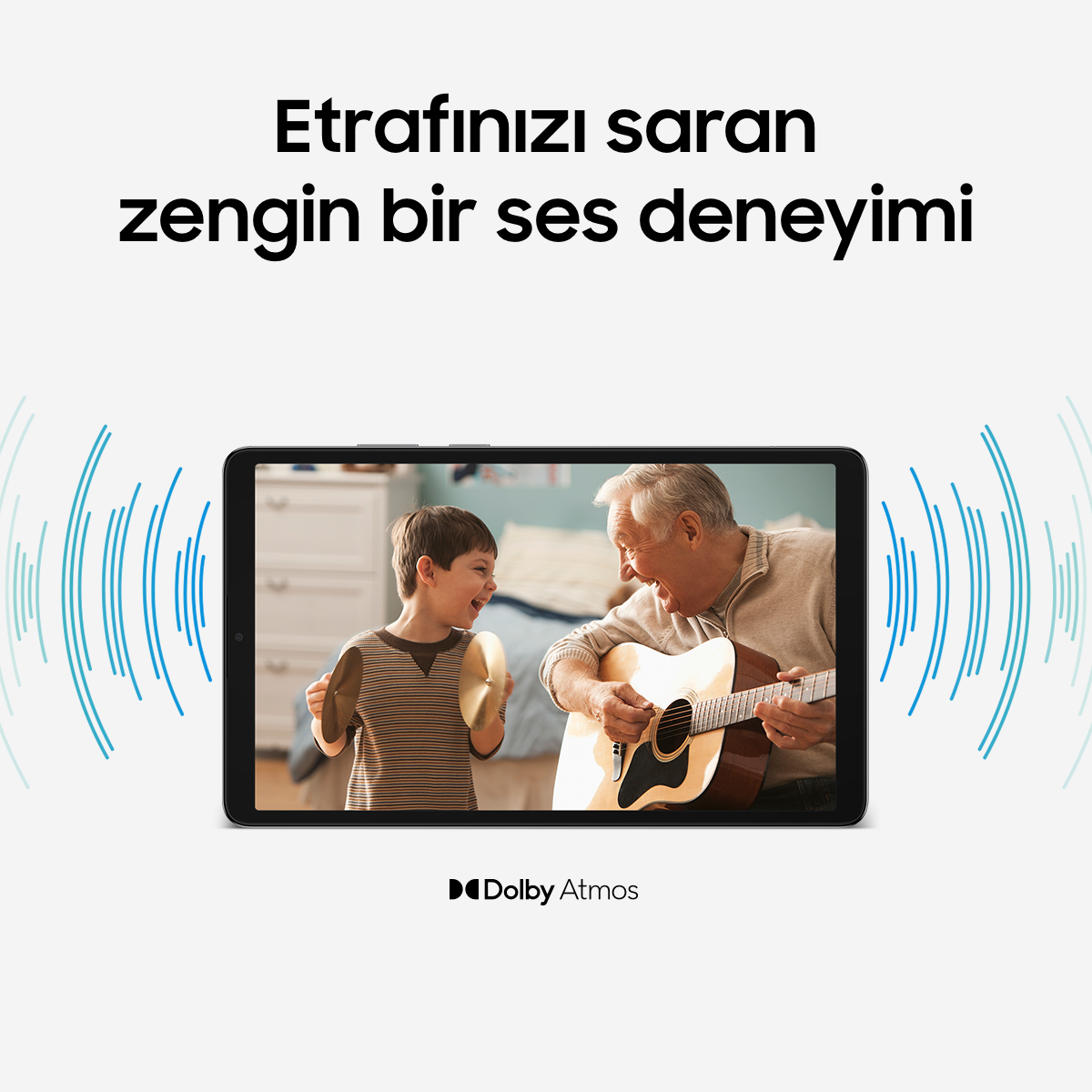 Adam gitar çalıyor, çocuk zil çalıyor. Dolby Atmos tablet.