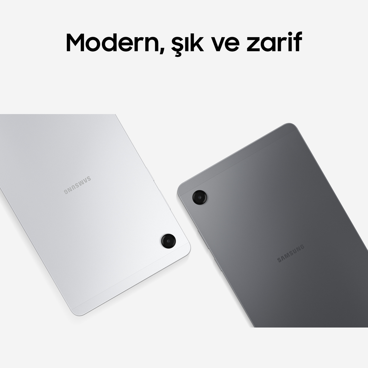 İki Samsung tablet, biri gümüş, biri gri, kameralı.