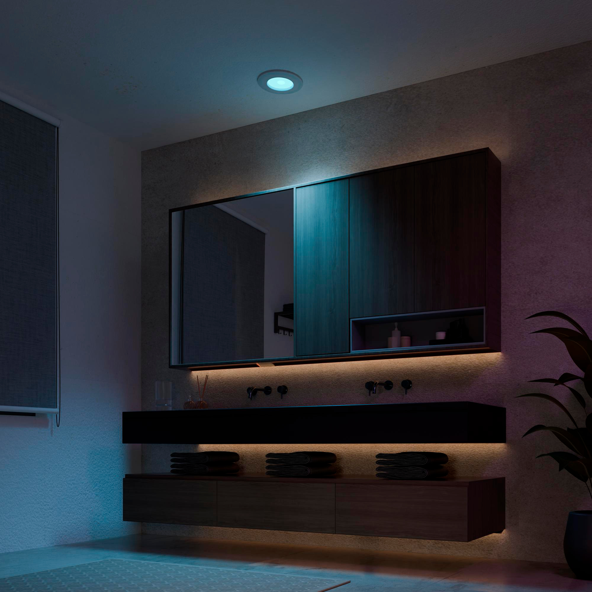 Modernes Badezimmer mit beleuchtetem Spiegel, Holzschränken und dunklen Handtüchern.