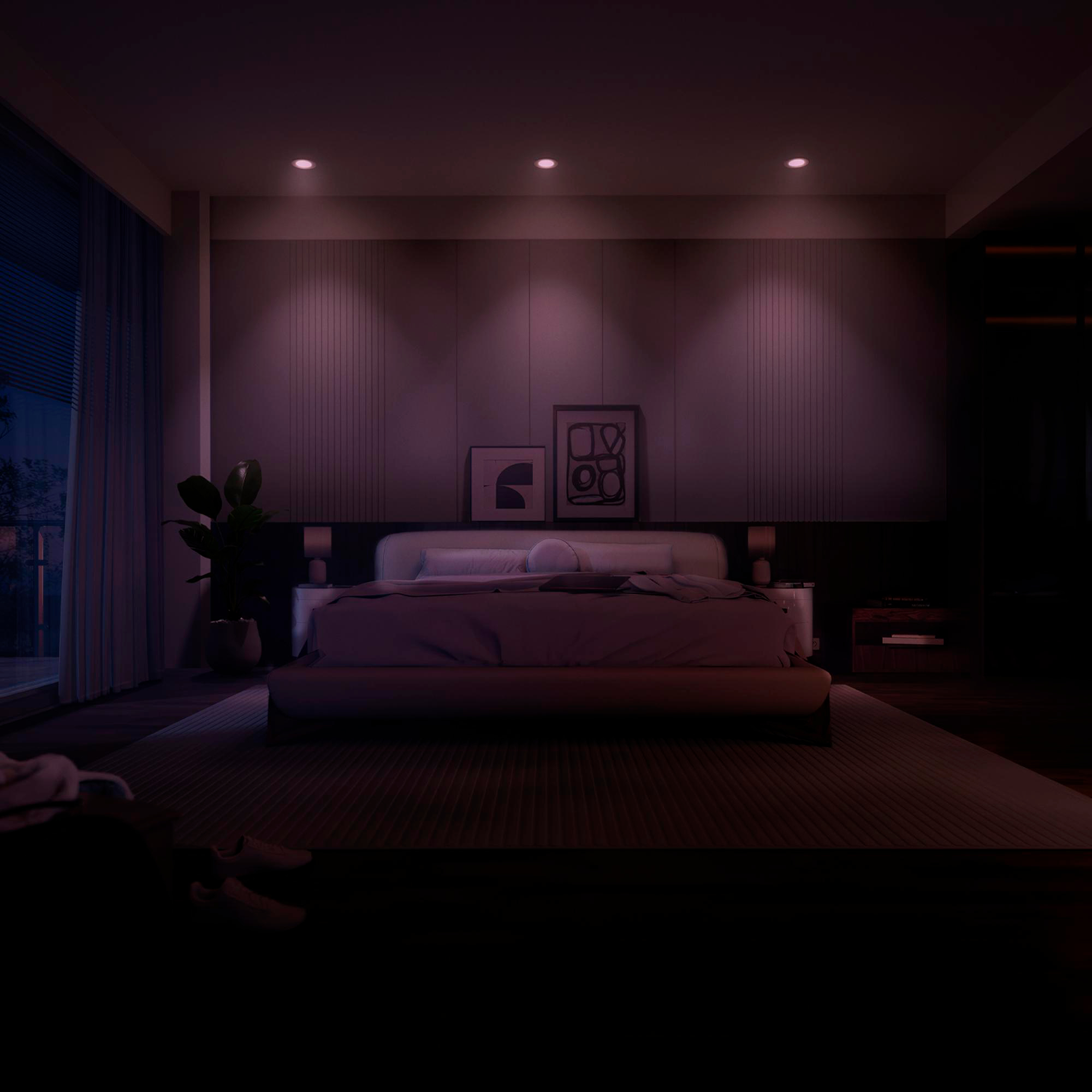 Ein dunkles Schlafzimmer mit einem Bett, Nachttischen und einer Pflanze.