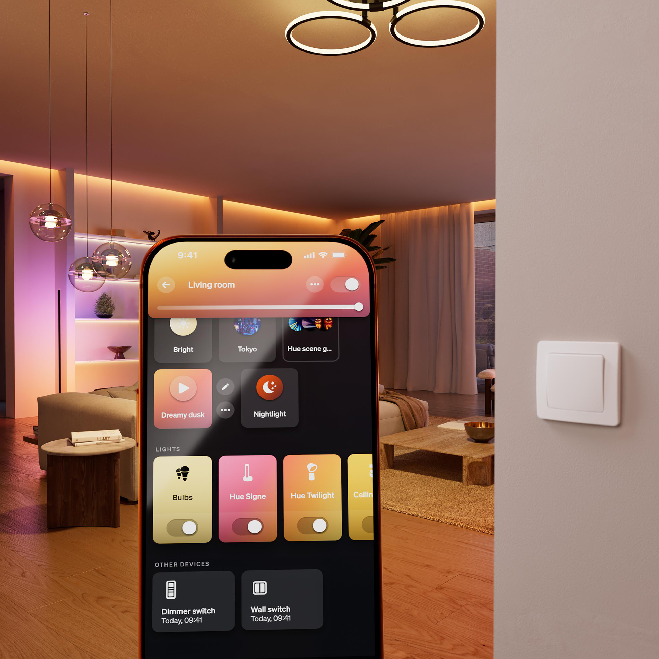 Ein Smartphone zeigt eine Lichtsteuerungs-App in einem modernen Wohnzimmer mit schwebenden Lampen.