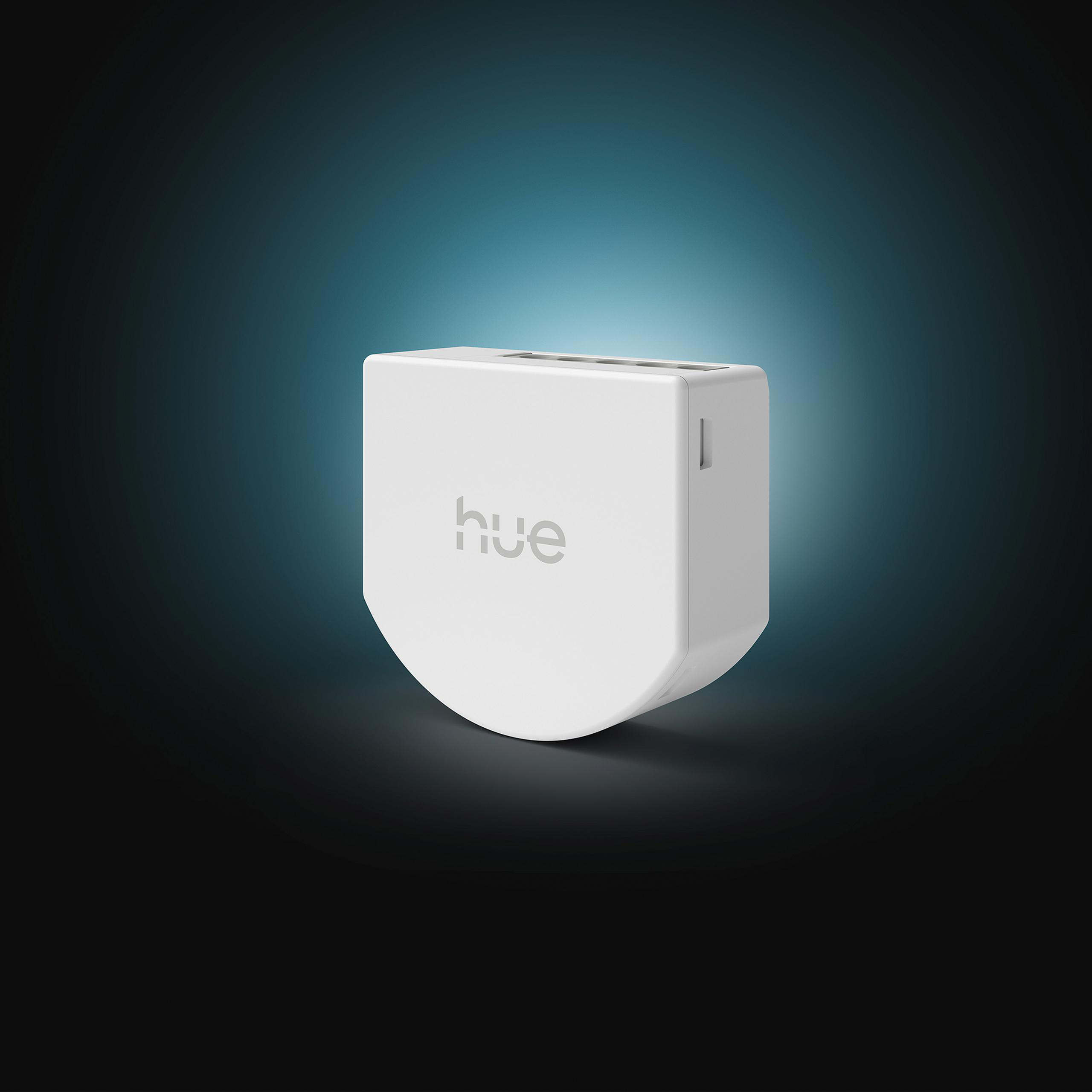 Ein weißer Hue-Adapter auf einem dunklen Hintergrund mit blauem Lichtschein.