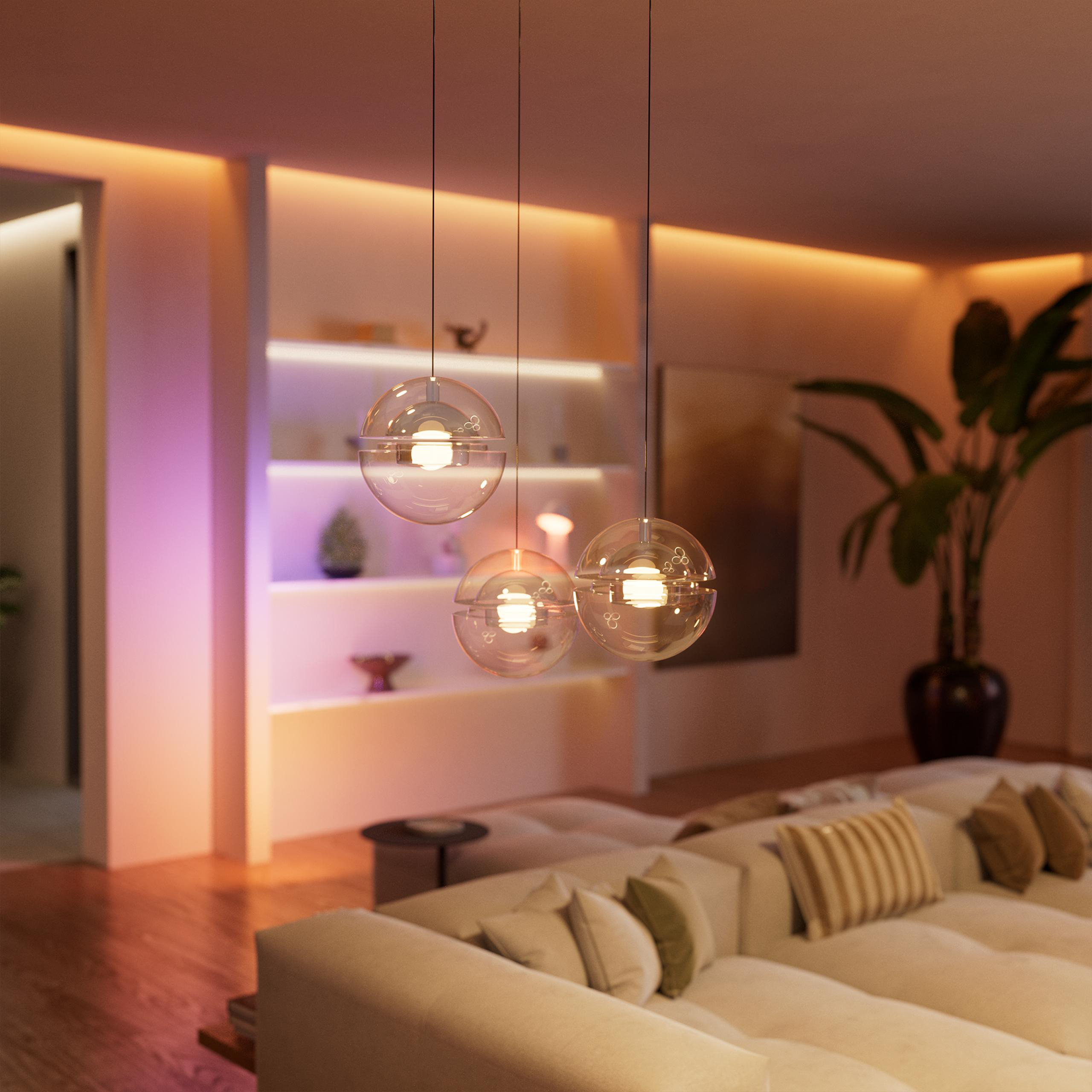Ein Wohnzimmer mit Hängeleuchten und einem Sofa im Abendlicht.