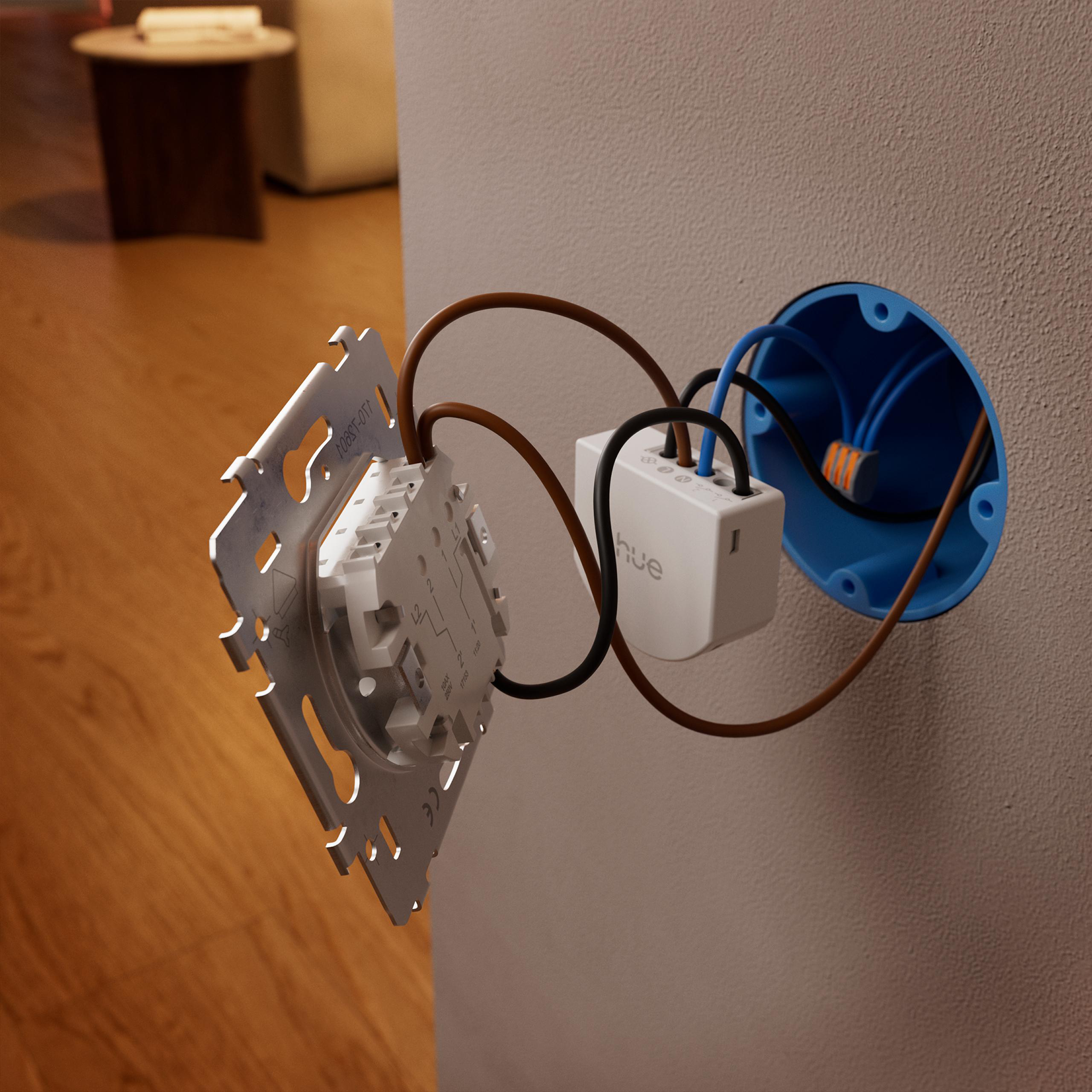 Einbau eines Schalters: Metallrahmen, weiße Hue-Box, blaue und braune Kabel.