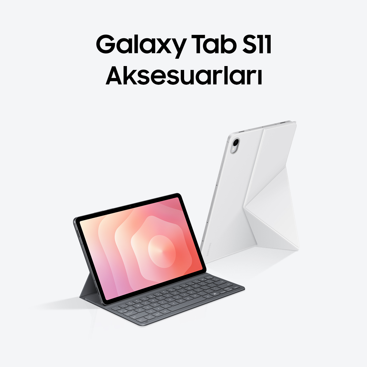 Klavyesiyle bir tablet ve beyaz kılıf beyaz zeminde duruyor.