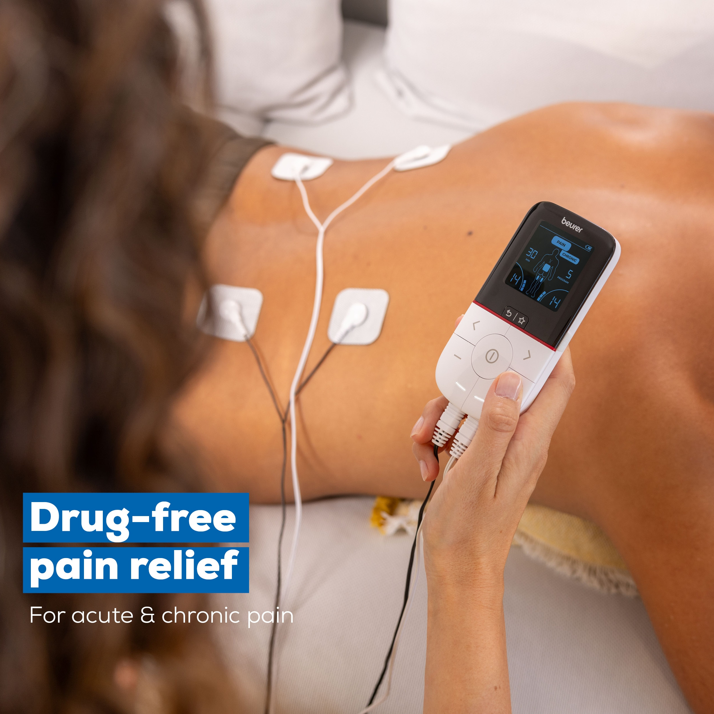 Una persona riceve terapia del dolore con un dispositivo TENS sulla schiena.