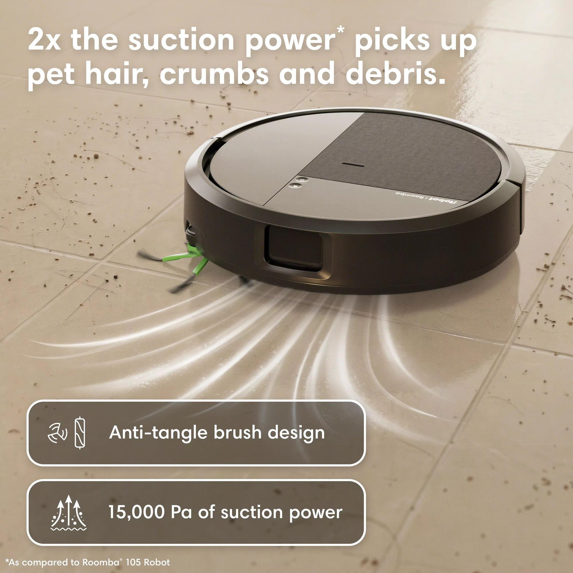 Un robot aspirateur nettoie un sol carrelé de miettes et de poils.