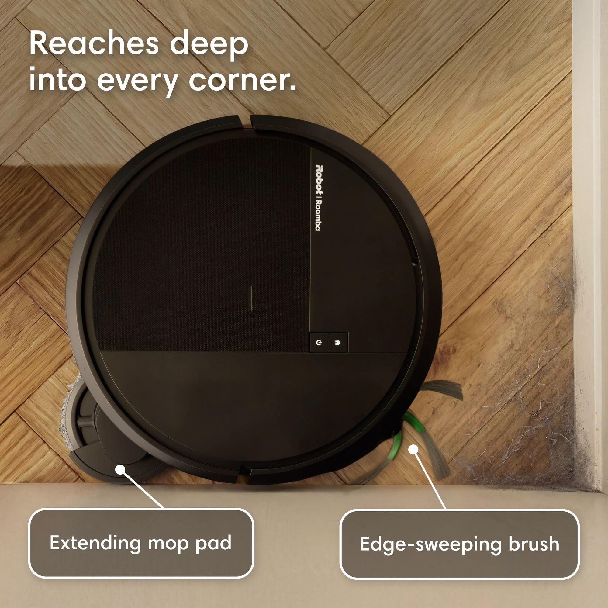 Aspirateur Roomba noir sur parquet, montrant la serpillière et la brosse latérale.