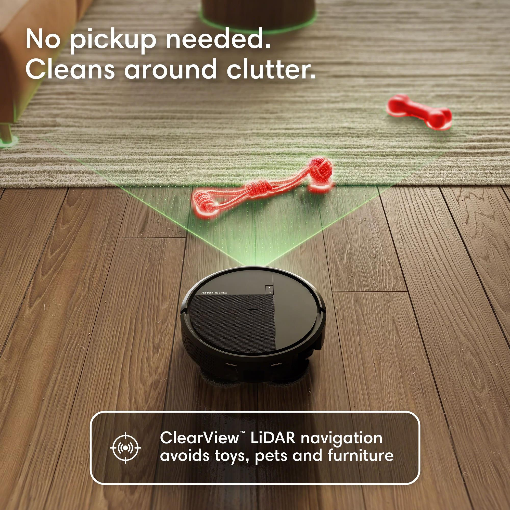Un aspirateur robot navigue autour de jouets et de meubles sur un plancher en bois.