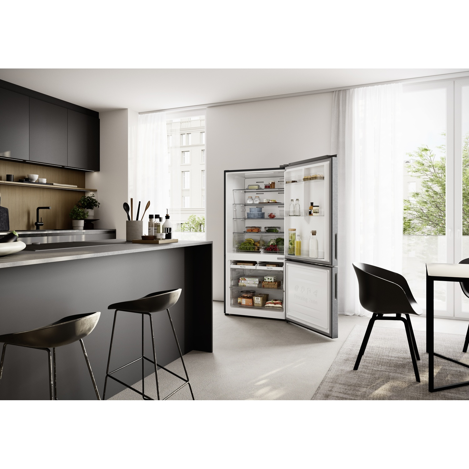 Cucina moderna con frigorifero aperto, bancone e sedie.