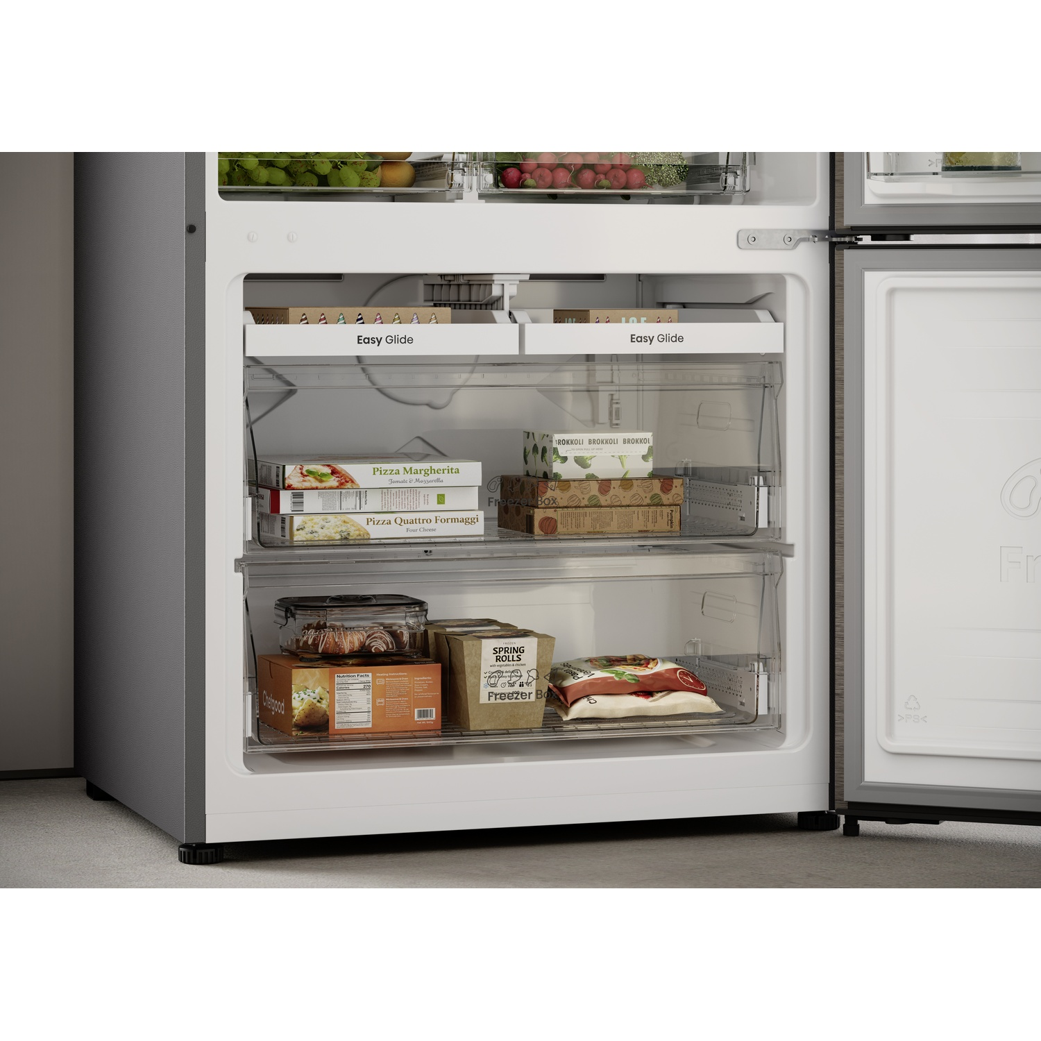 Frigorifero con porta aperta, che mostra cibi surgelati come scatole di pizza e involtini primavera all'interno.