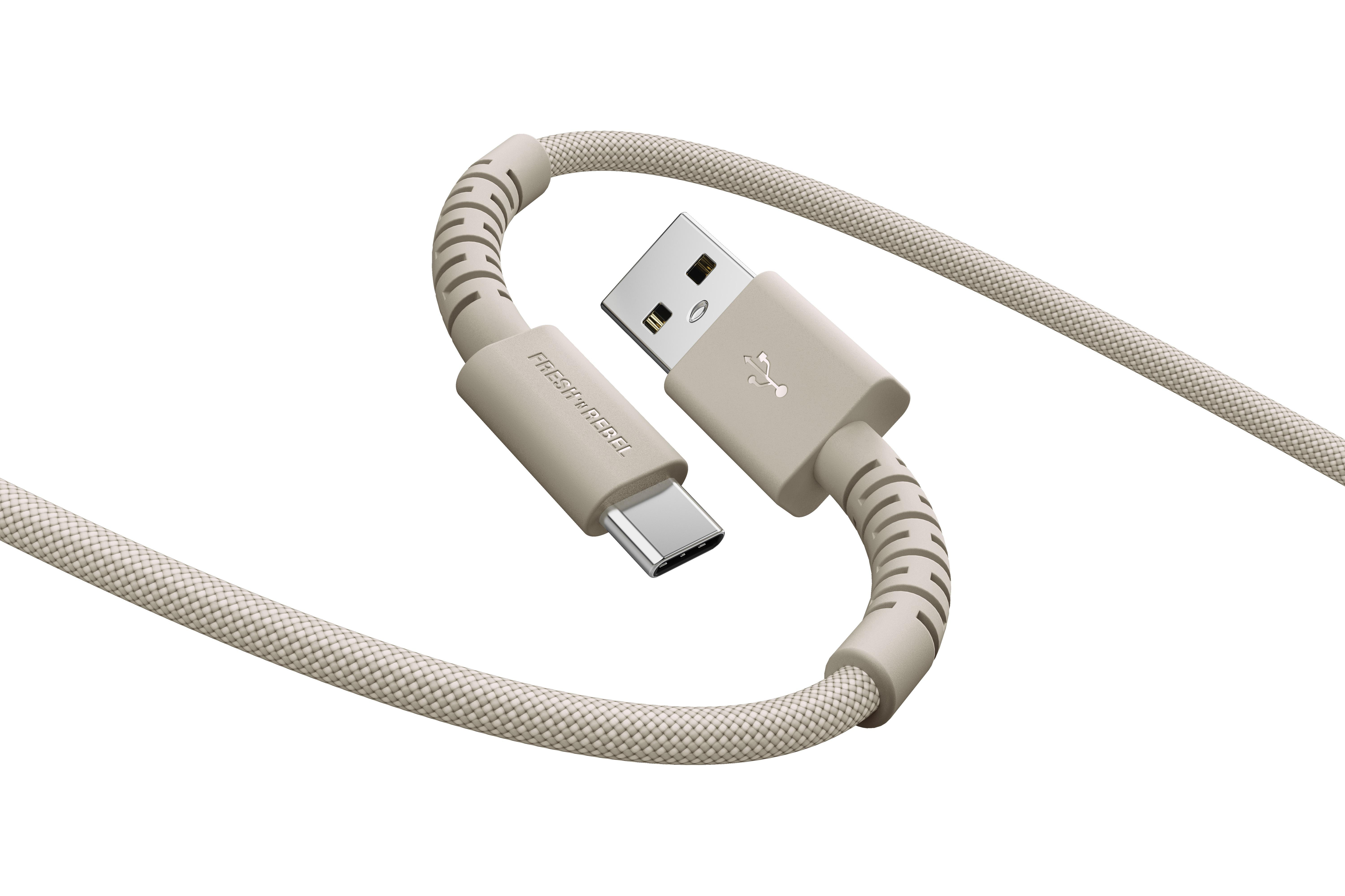 Ein beigefarbenes USB-C zu USB-A Kabel mit geflochtenem Stoff und verstärkten Anschlüssen.