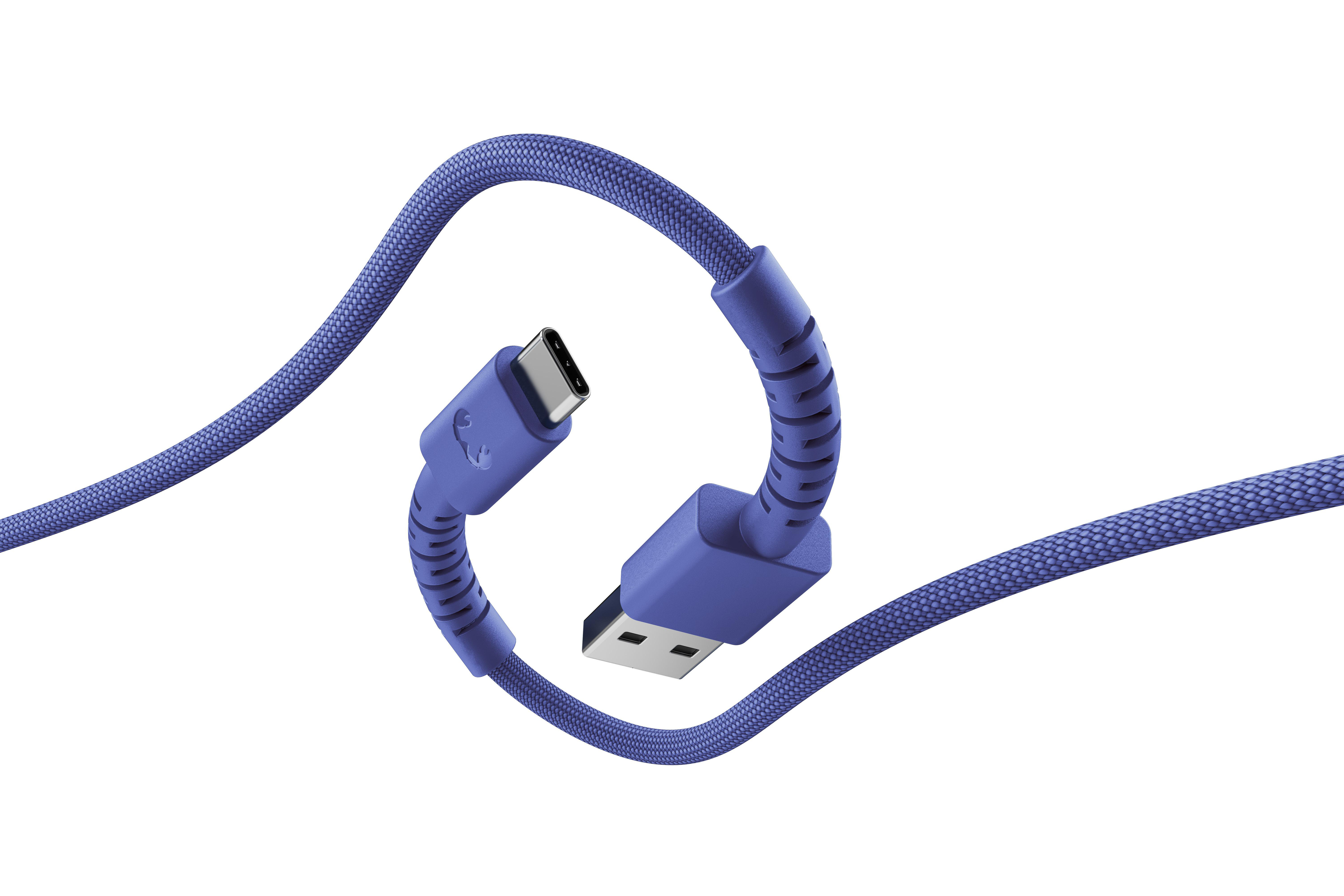 Ein lila USB-C-zu-USB-A-Kabel mit Stoffummantelung, das sich über einen weißen Hintergrund schlängelt.