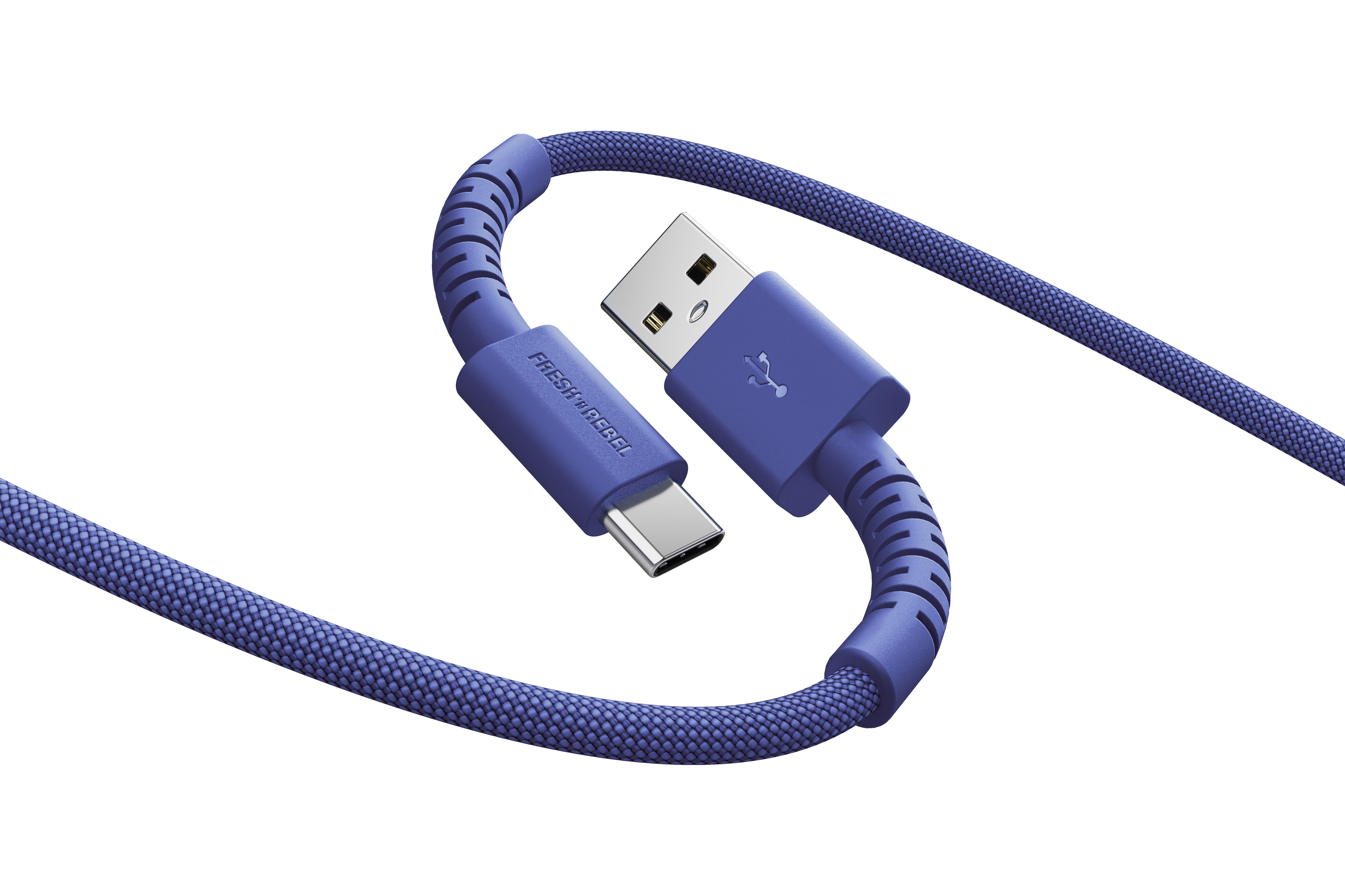 Ein blaues USB-C-zu-USB-A-Kabel mit Stoffummantelung auf weißem Hintergrund.