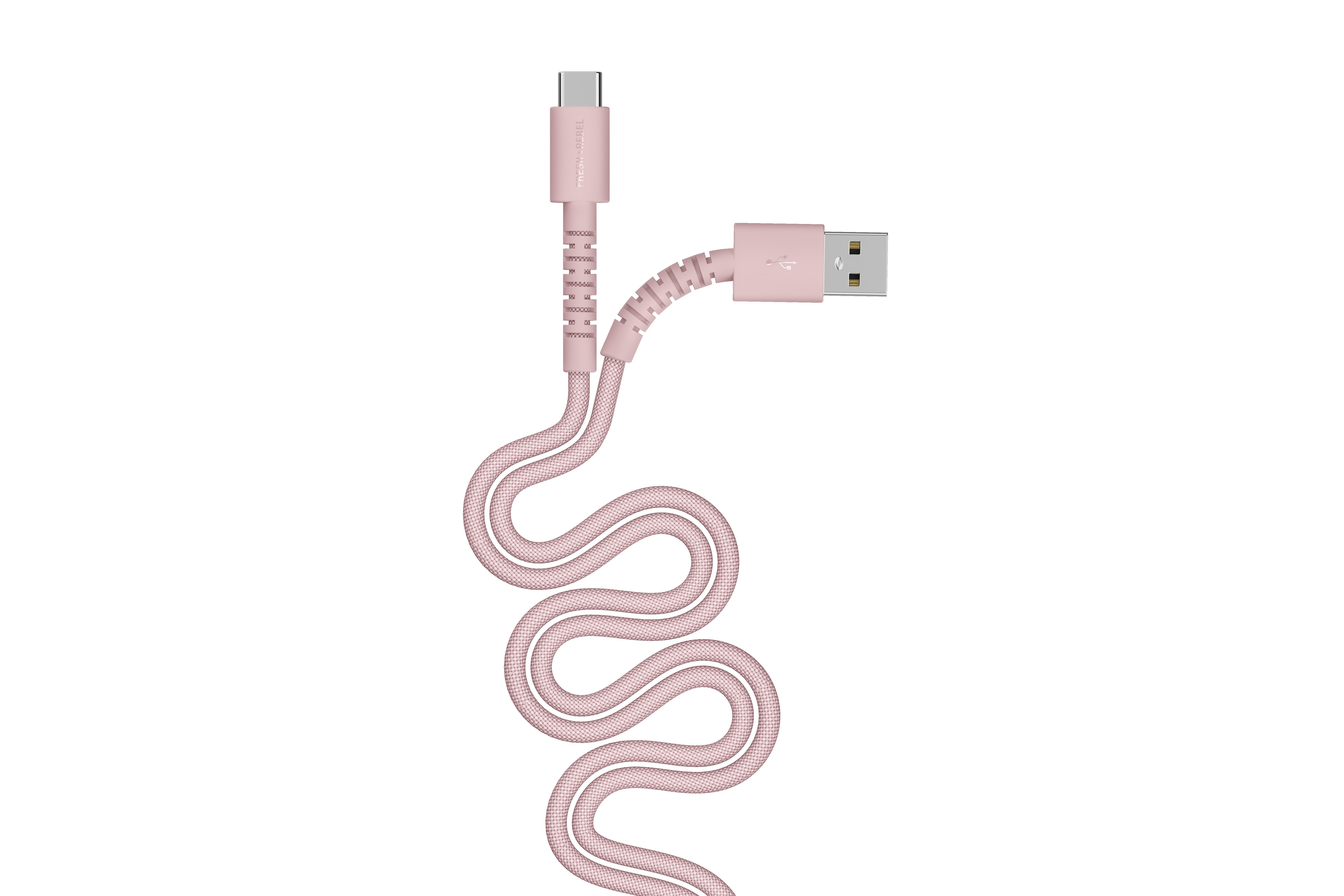 Ein rosafarbenes USB-C-zu-USB-A-Kabel mit Stoffummantelung, das auf dem Boden liegt.