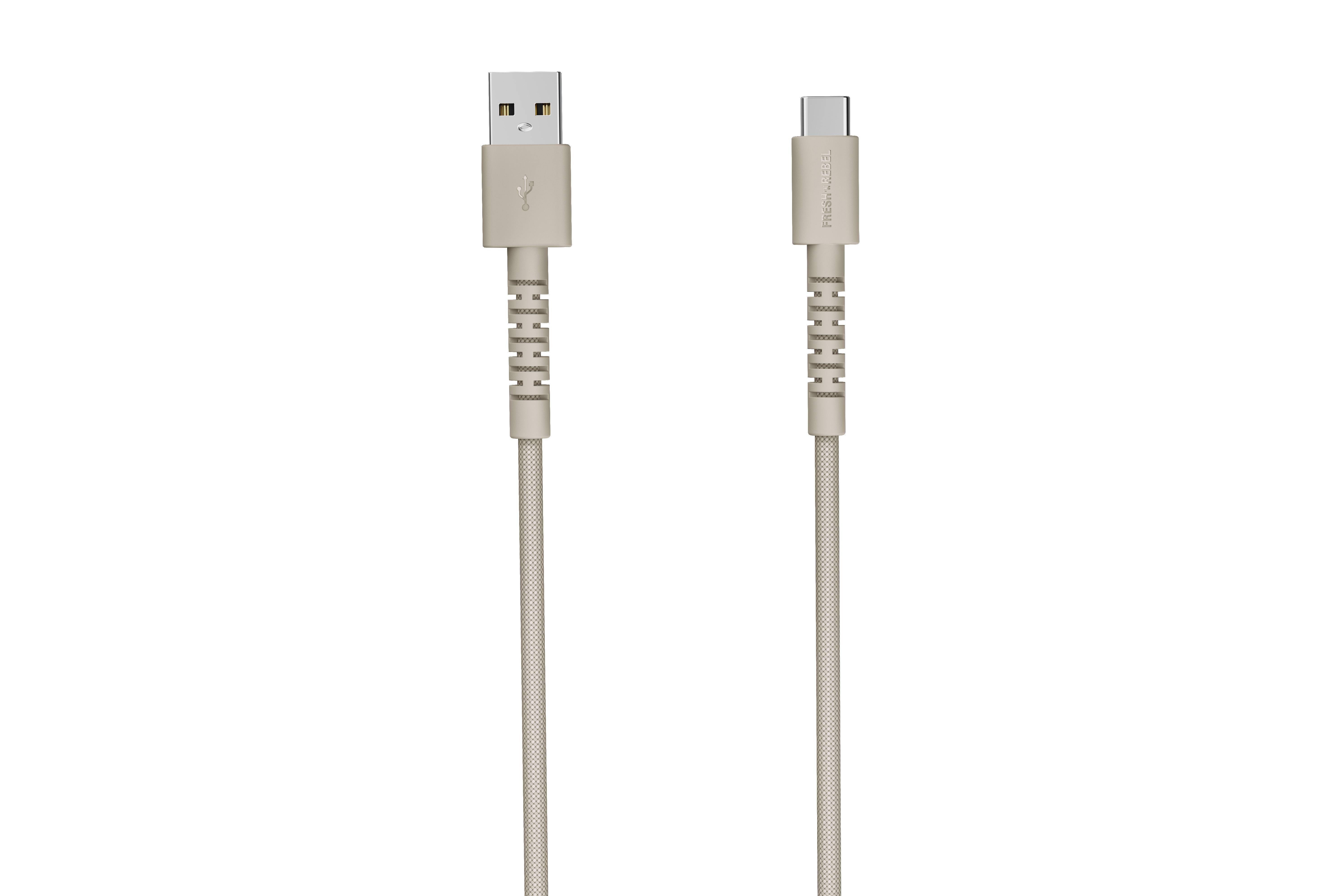 Ein beigefarbenes USB-A-zu-USB-C-Kabel mit geflochtenem Mantel.