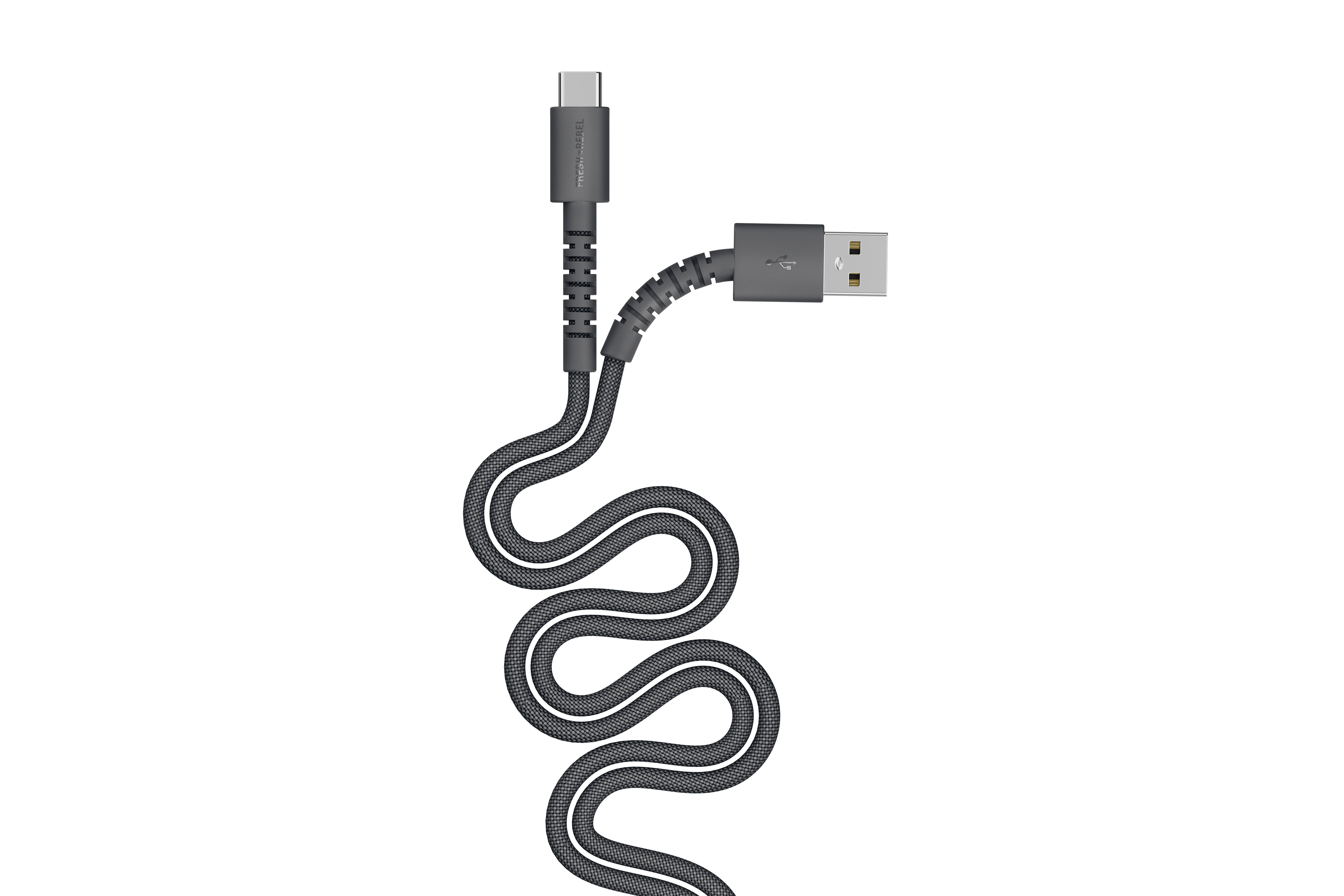 Ein graues USB-C- und USB-A-Kabel mit Stoffummantelung, das sich schlängelt.