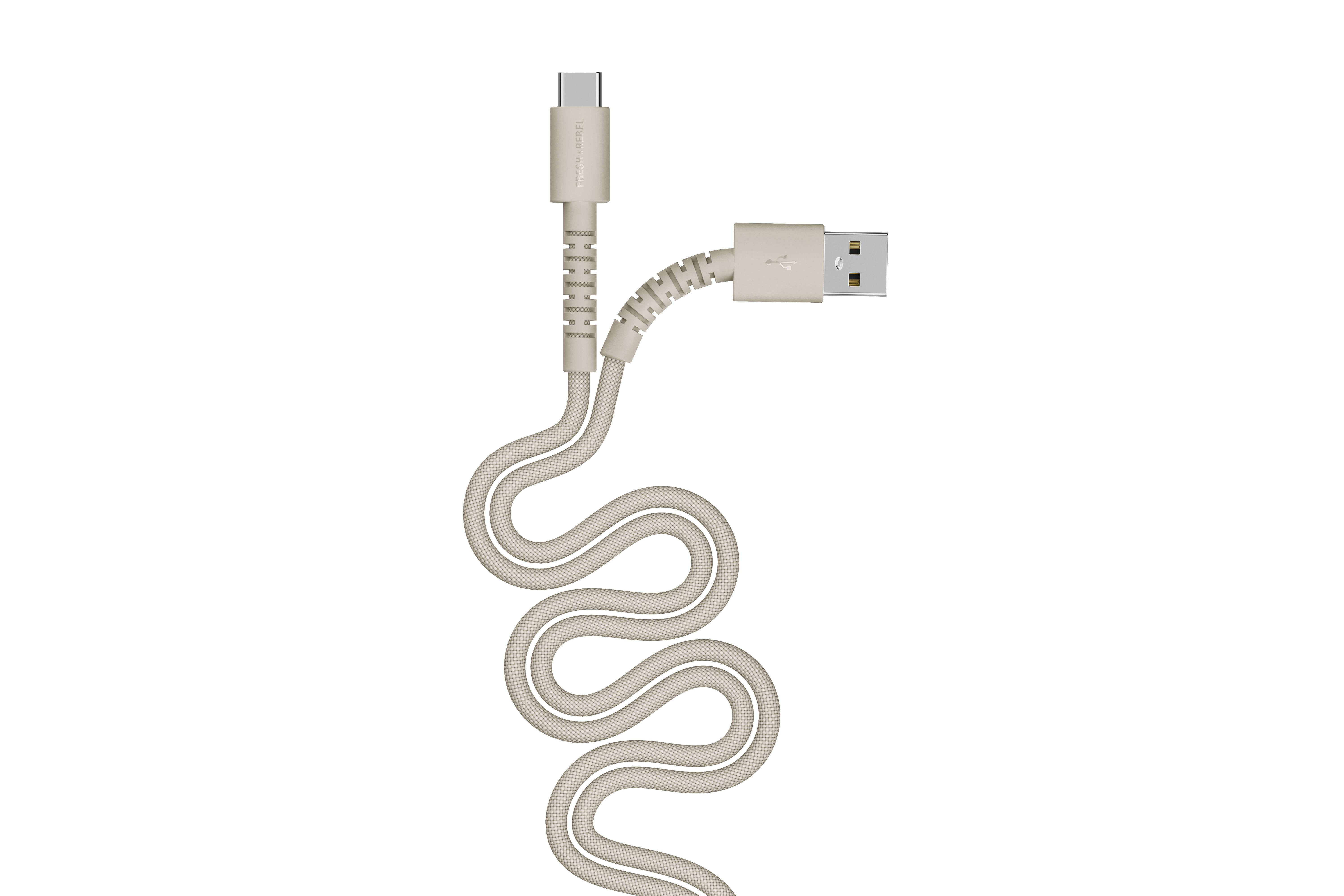Ein beigefarbenes USB-C-auf-USB-A-Kabel mit geflochtenem Design, das sich schlängelt.