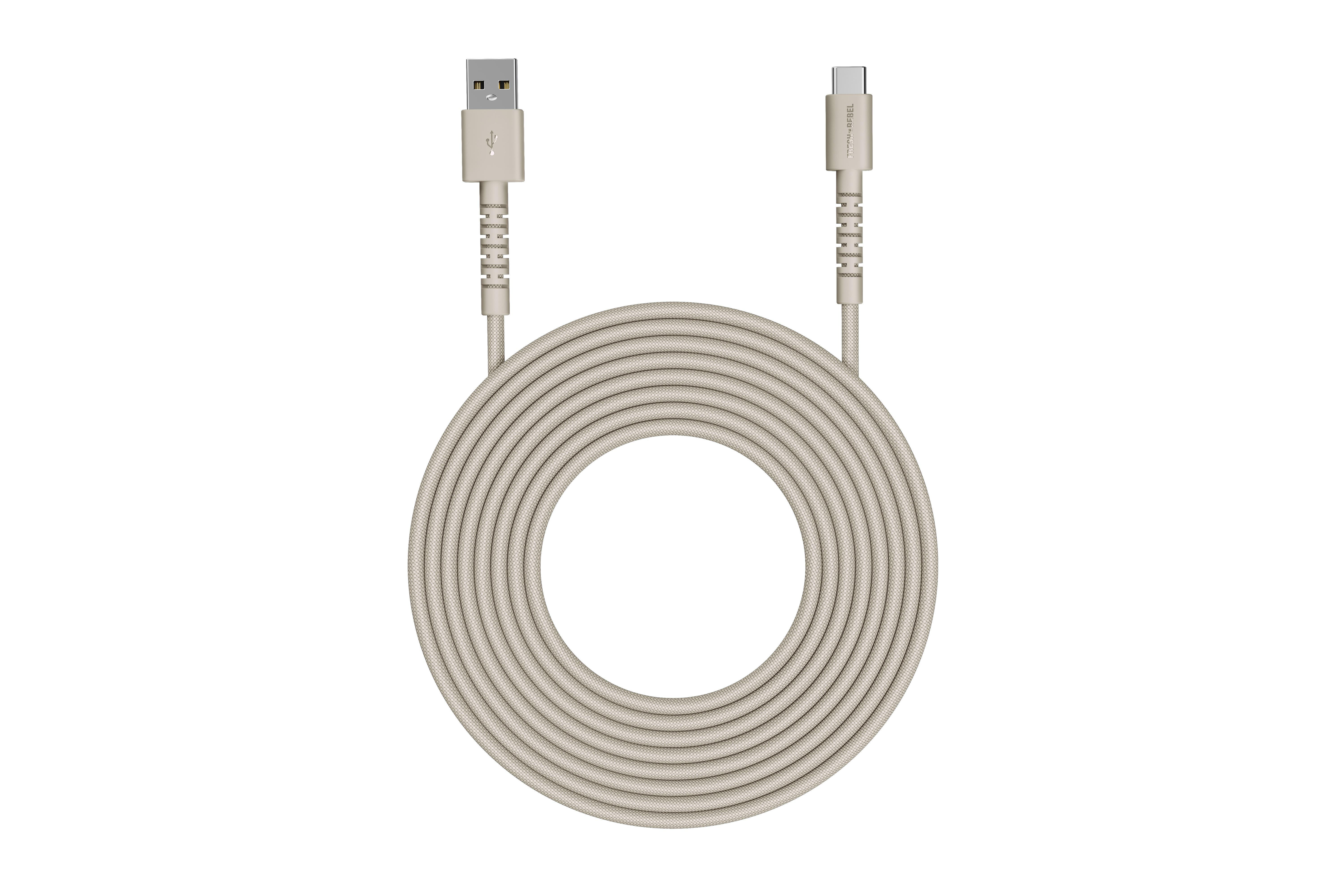 Ein beige USB-C zu USB-A Kabel, aufgerollt mit beiden Anschlüssen sichtbar.