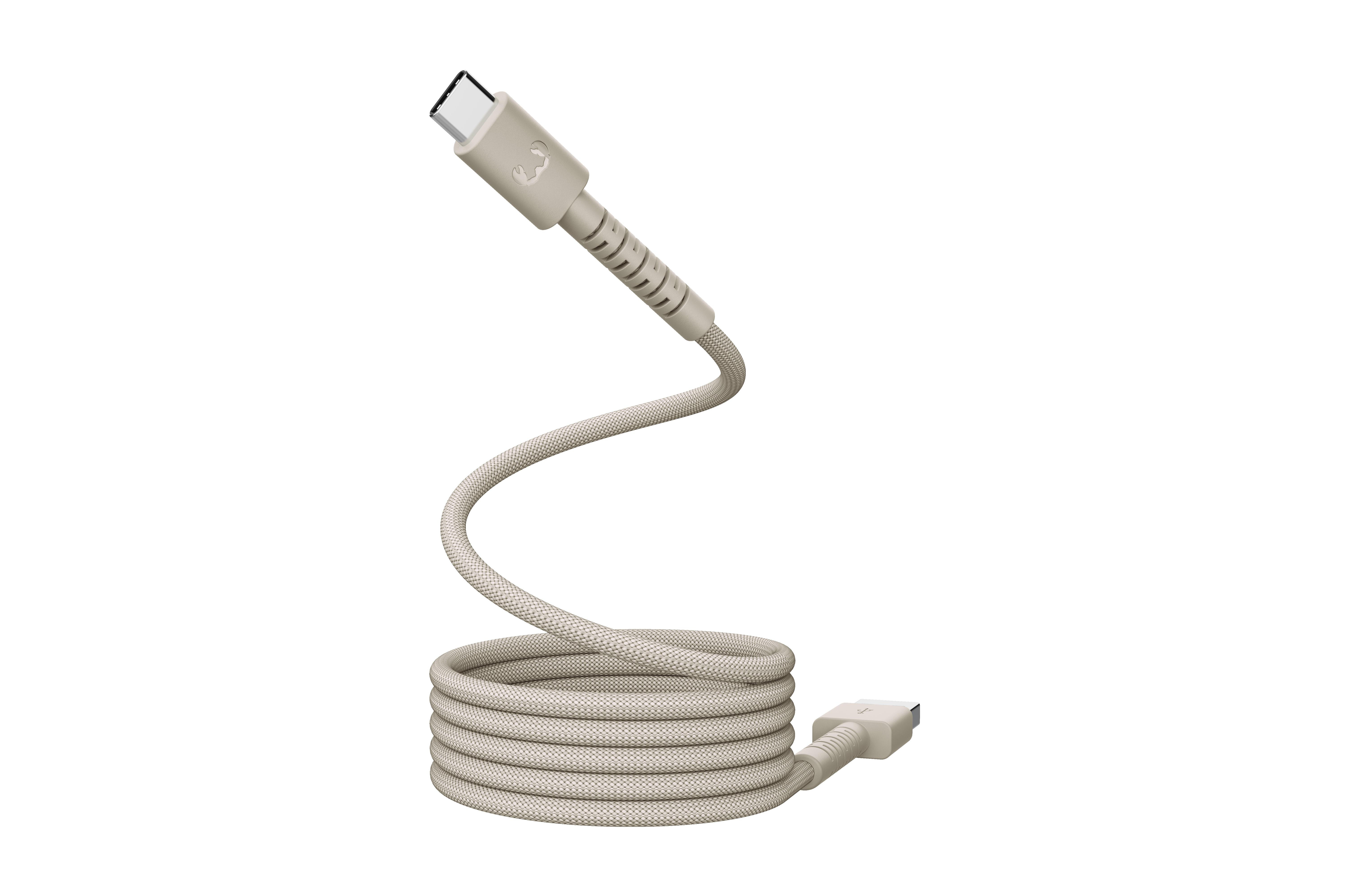 Ein hellbeiges USB-C-Kabel mit Stoffummantelung liegt aufgerollt und offen da.