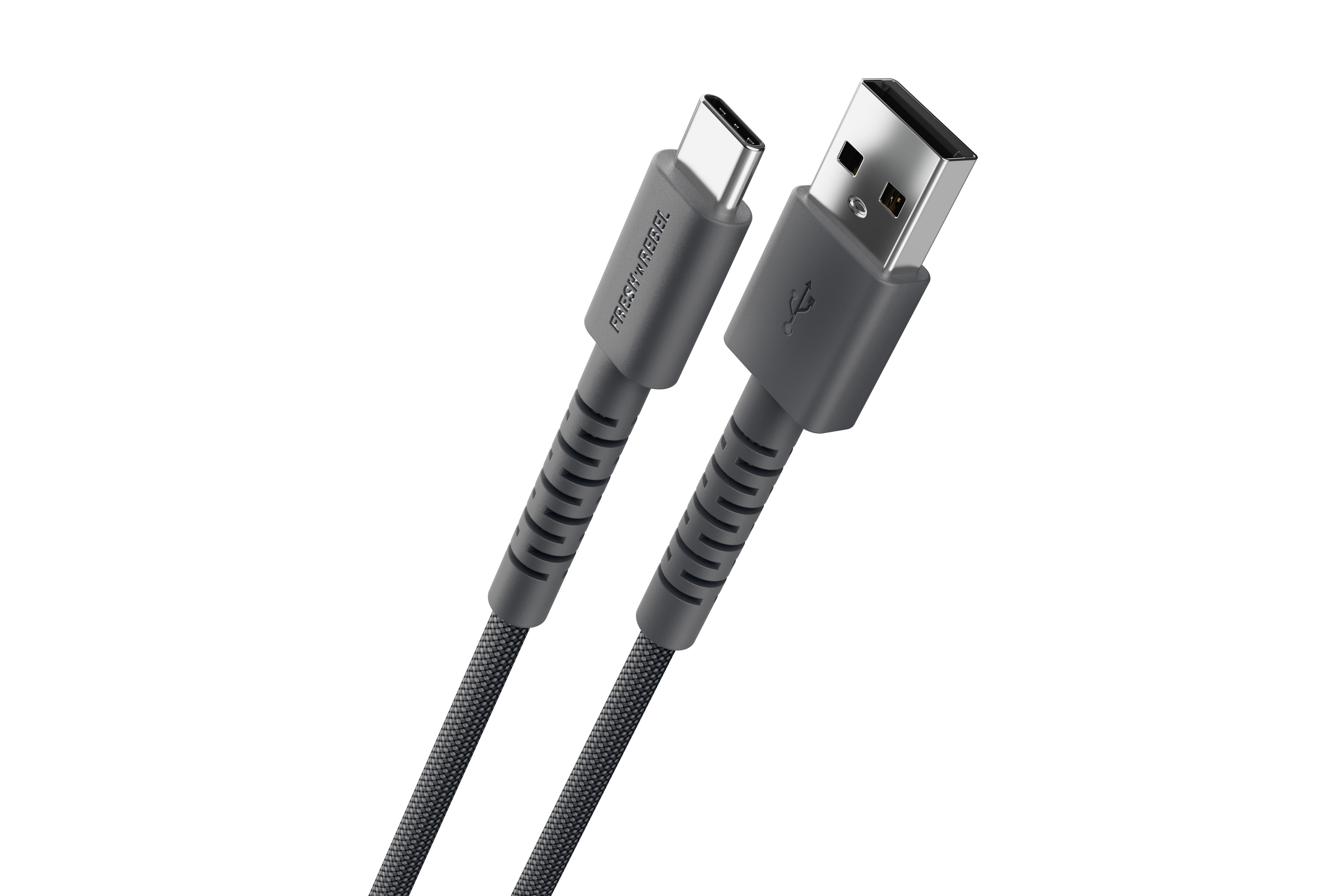 Graues USB-C zu USB-A Kabel mit Stoffummantelung und Rillen am Stecker.