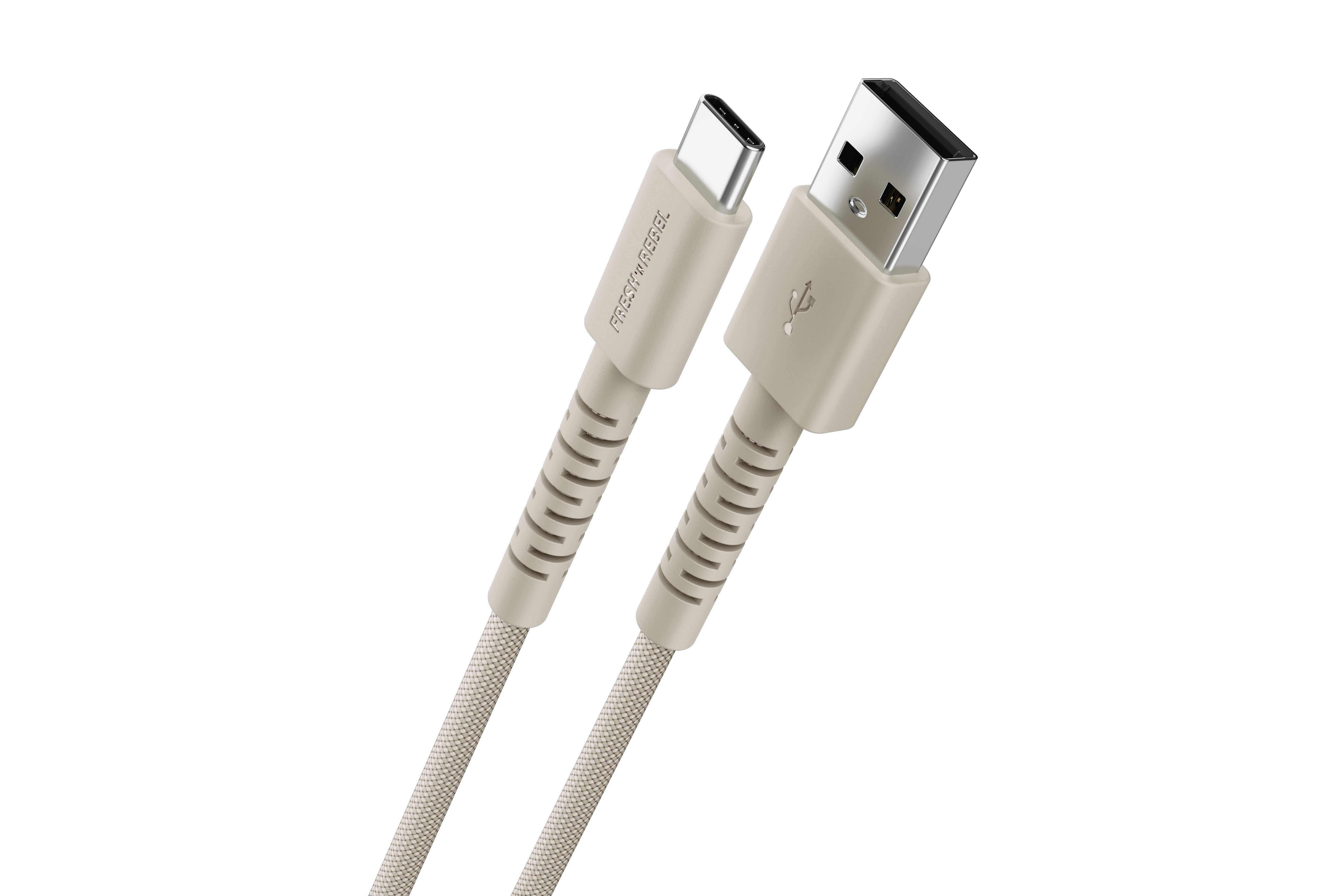 Ein beigefarbenes USB-C-zu-USB-A-Kabel mit Stoffummantelung und gerillten Akzenten.