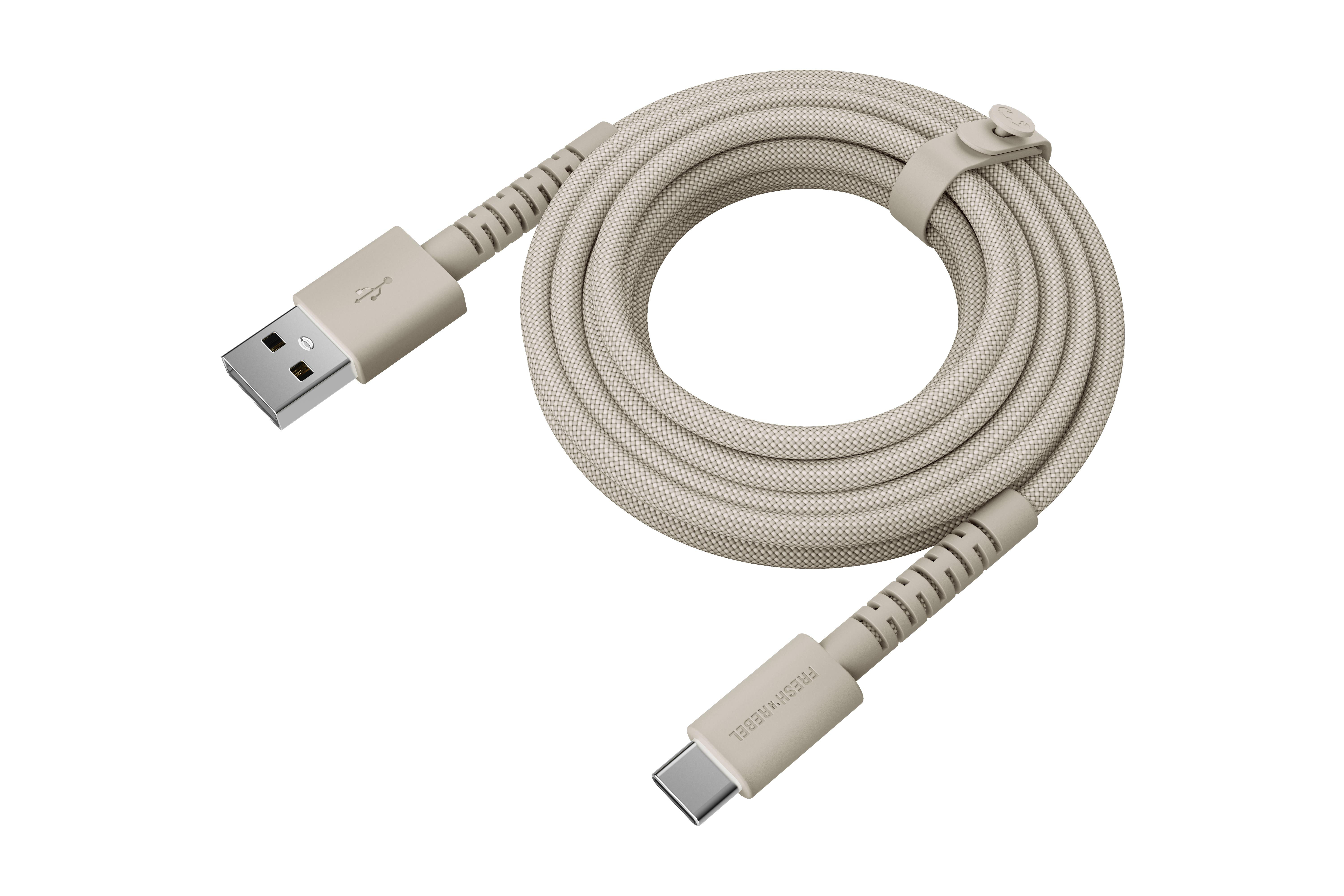 Ein hellgraues USB-Kabel mit Stoffummantelung, aufgerollt und mit Klettverschluss gehalten.