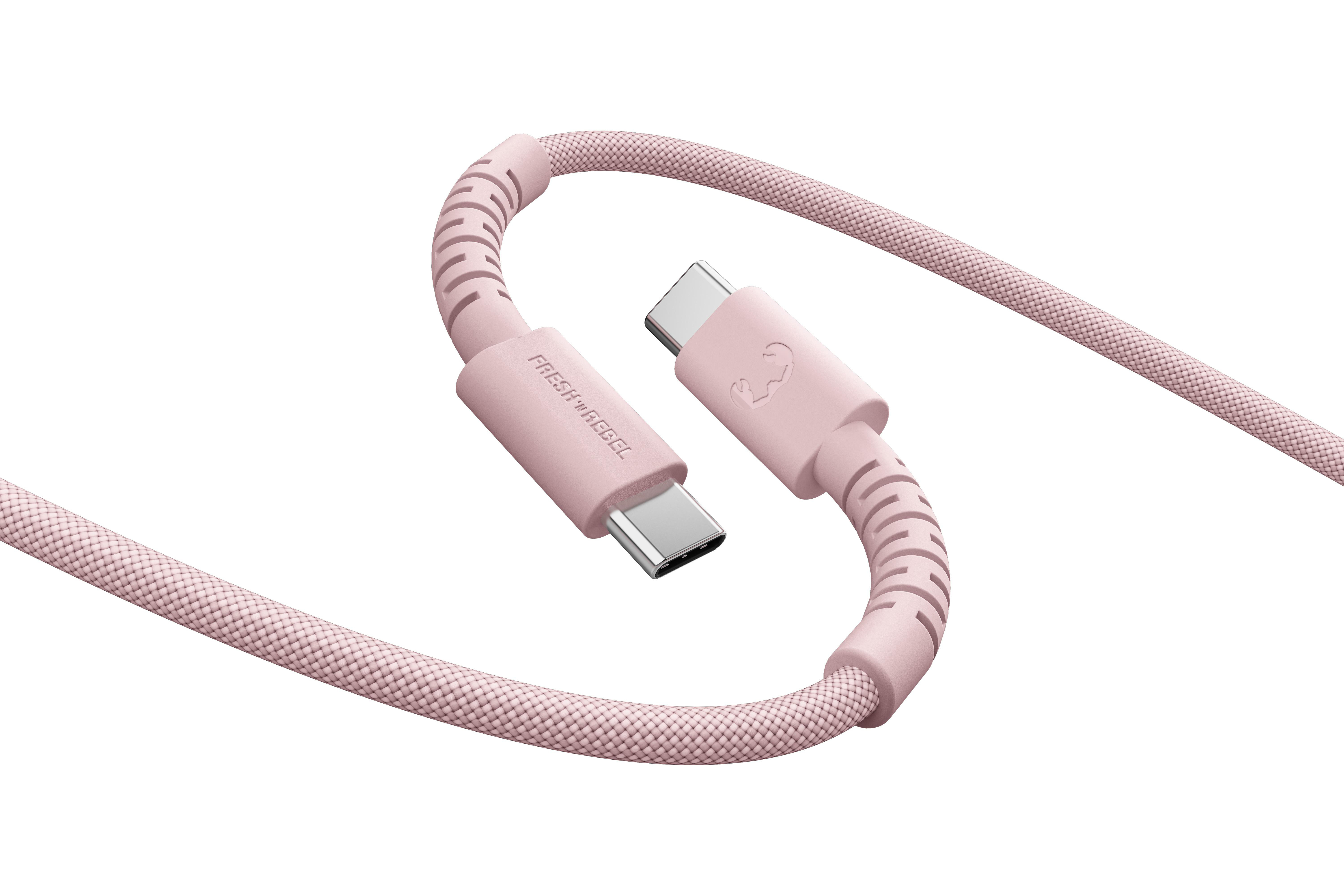 Ein rosafarbenes USB-C-Kabel mit geflochtenem Stoff und silbernen Anschlüssen.