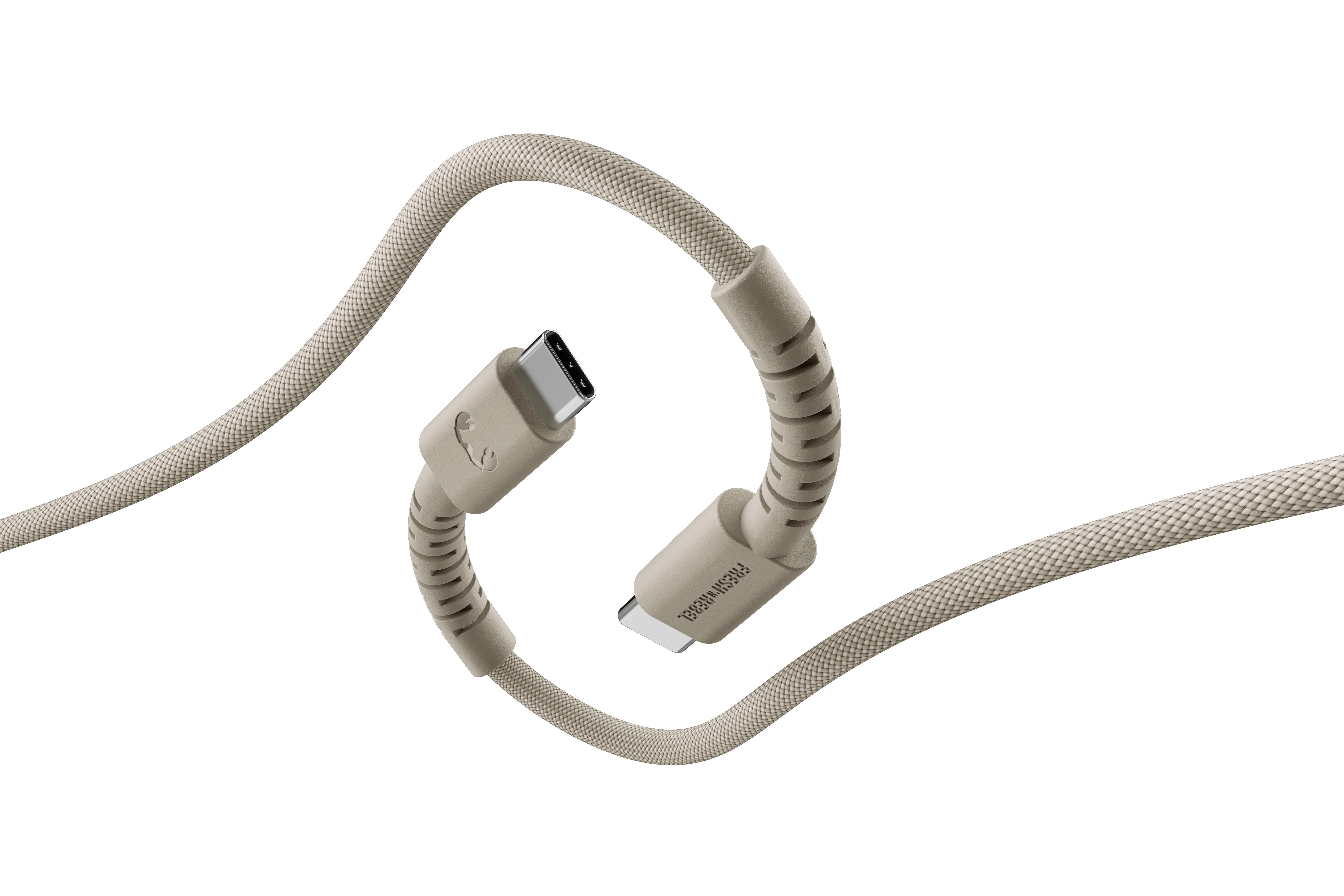 Ein beigefarbenes USB-C-Kabel mit Stoffummantelung auf weißem Hintergrund.