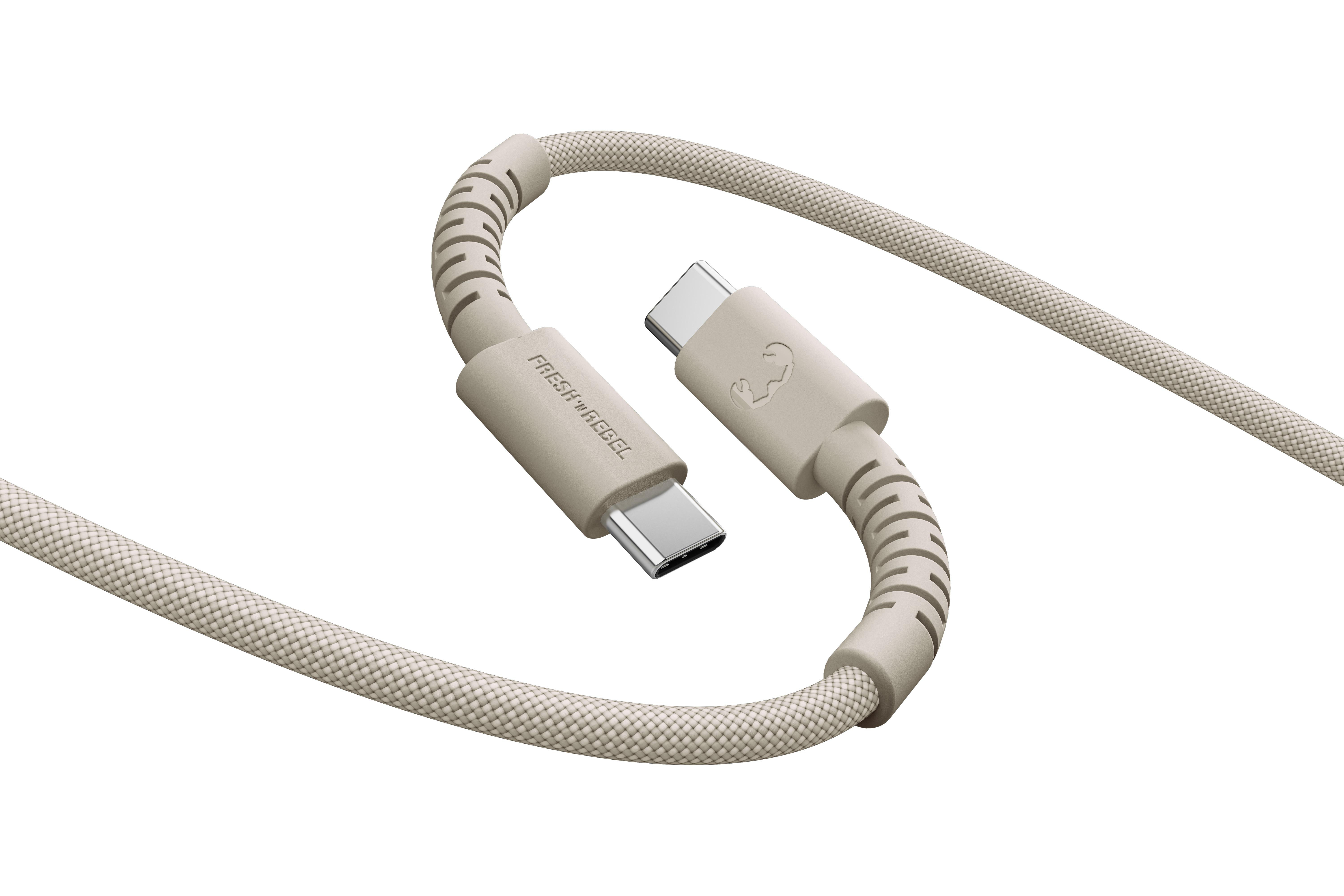 Ein beigefarbenes USB-C-Kabel mit grauem Geflecht und verstärkten Enden.