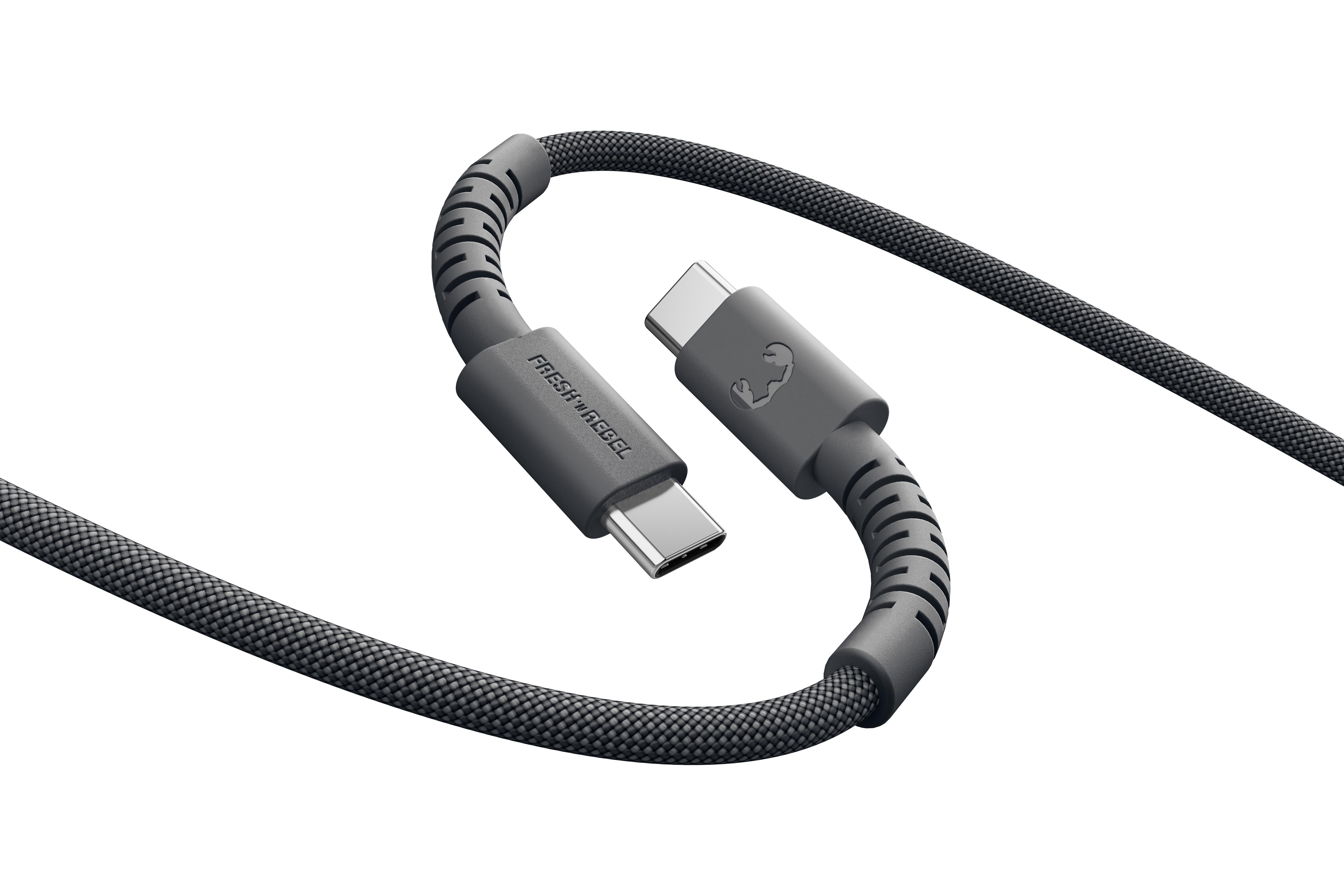 Ein graues USB-C-Kabel mit Stoffummantelung und zwei Anschlüssen.