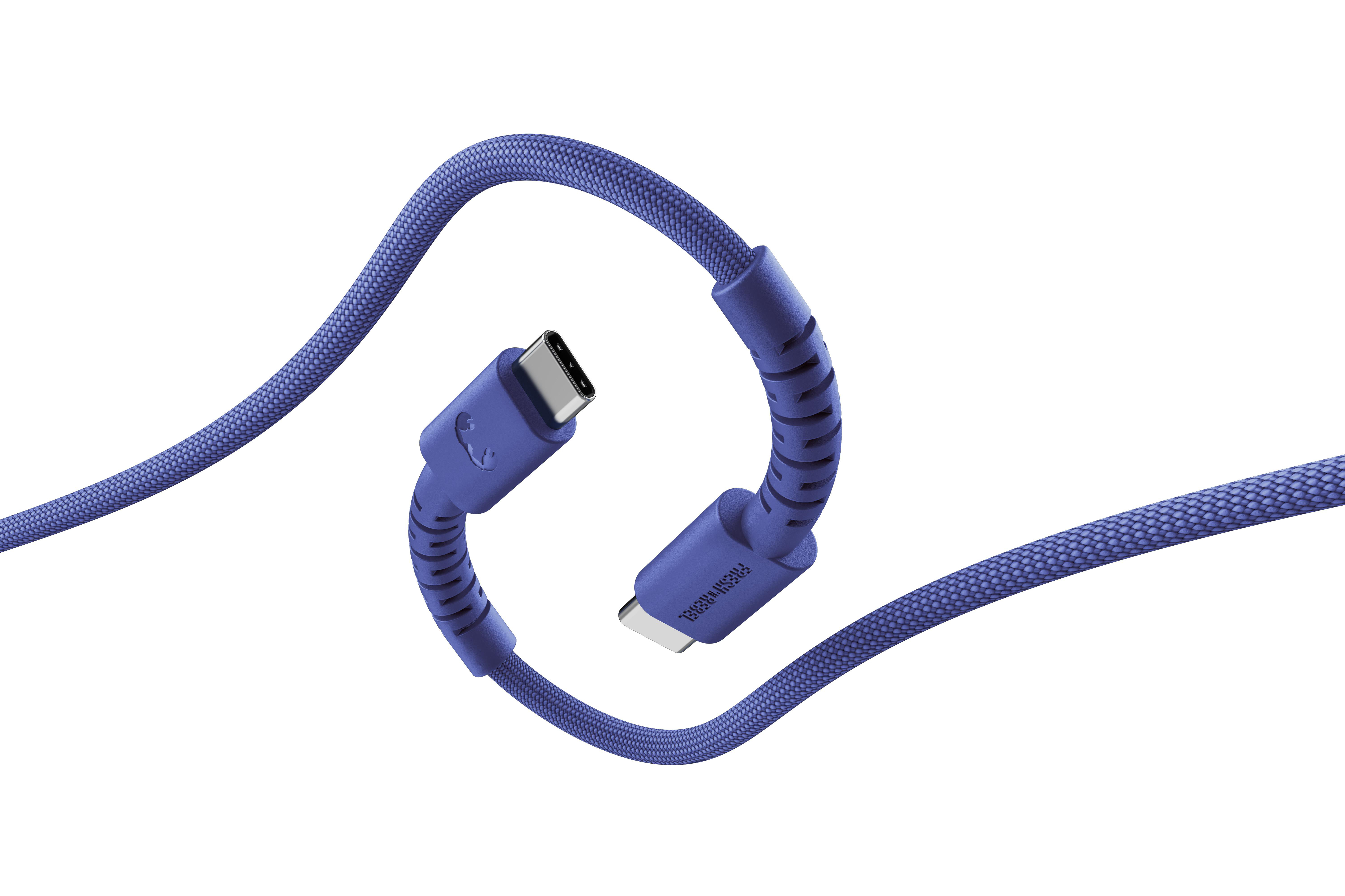 Ein blaues USB-C-Kabel mit geflochtenem Stoff, das sich auf weißem Hintergrund krümmt.