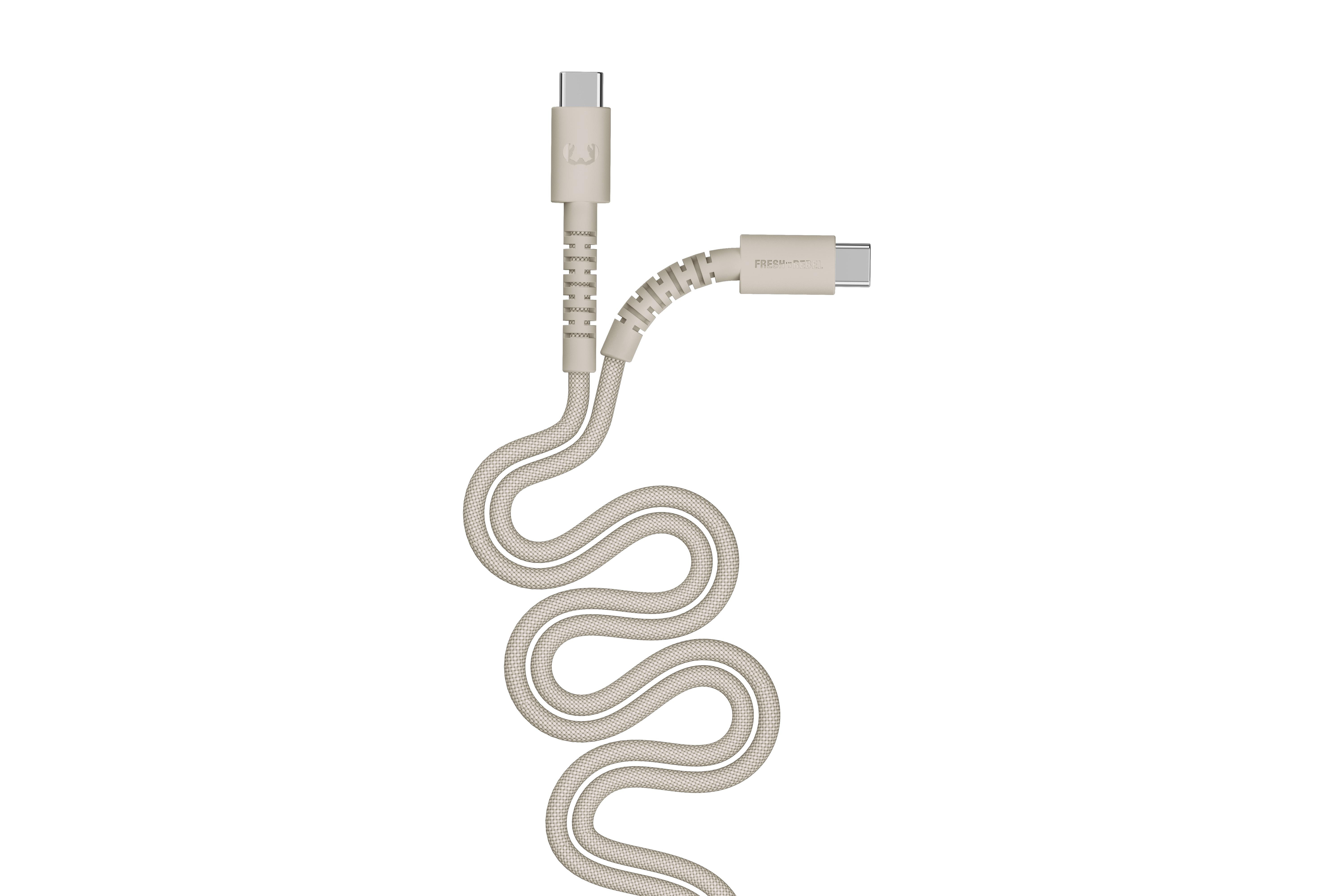 Zwei weiße USB-C-Kabel mit strukturiertem Stoffbezug liegen geschwungen auf weißem Grund.