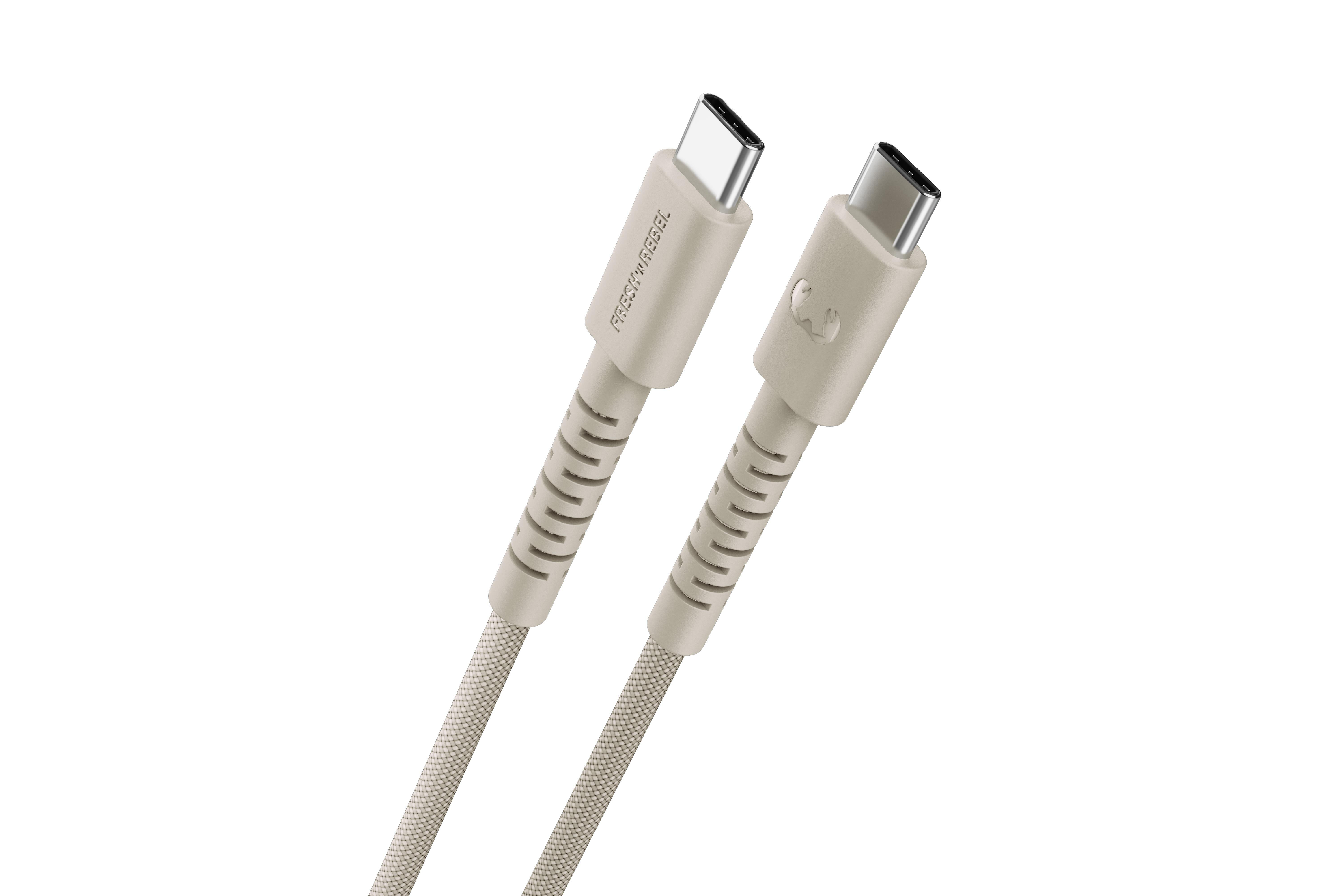 Zwei beige USB-C-Kabel mit Stoffummantelung liegen nebeneinander.
