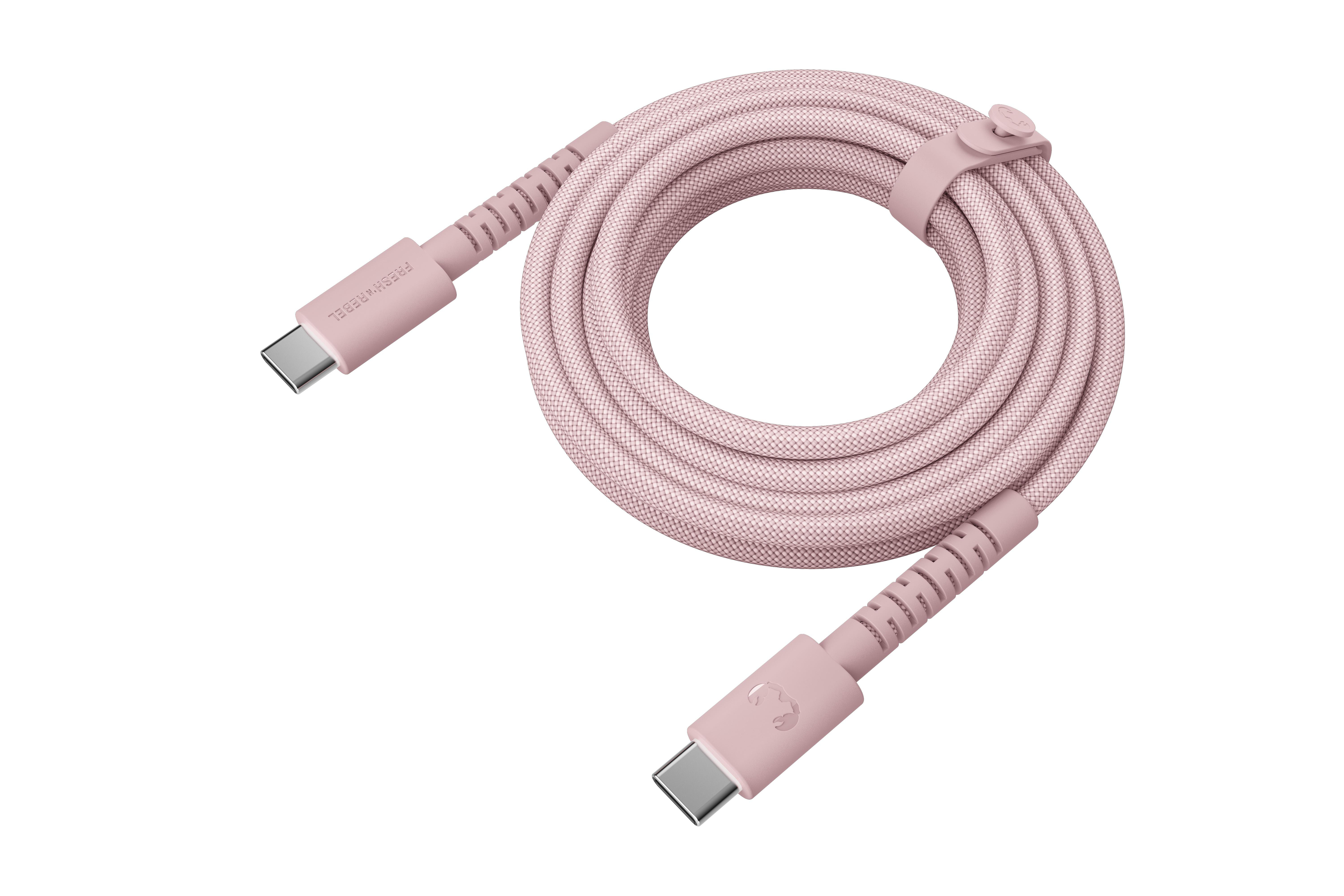 Ein rosafarbenes USB-C-Kabel mit Stoffummantelung, aufgerollt mit einem Band.