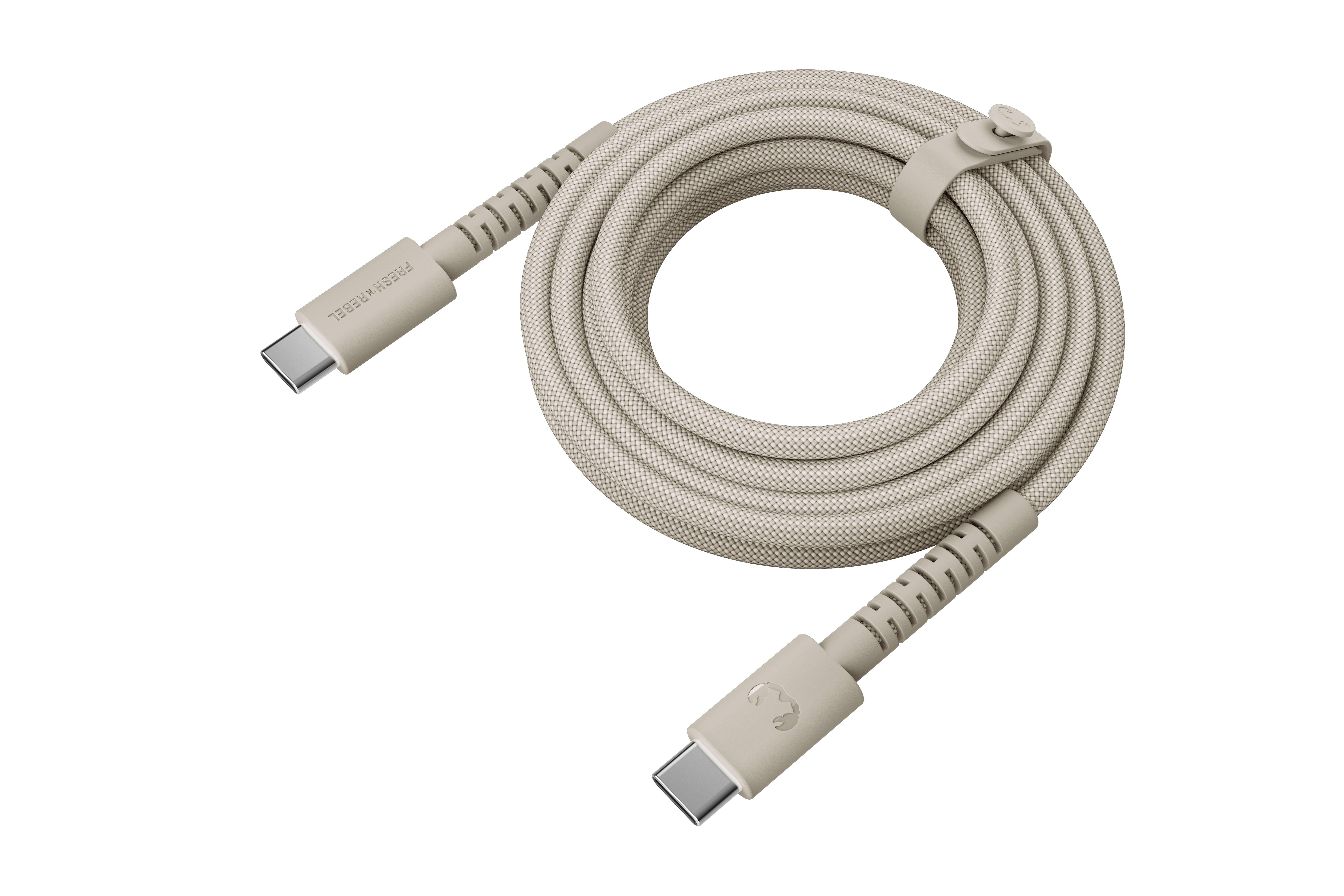 Ein beigefarbenes USB-C-Kabel mit Stoffummantelung, aufgerollt und mit einem Klettverschluss gesichert.