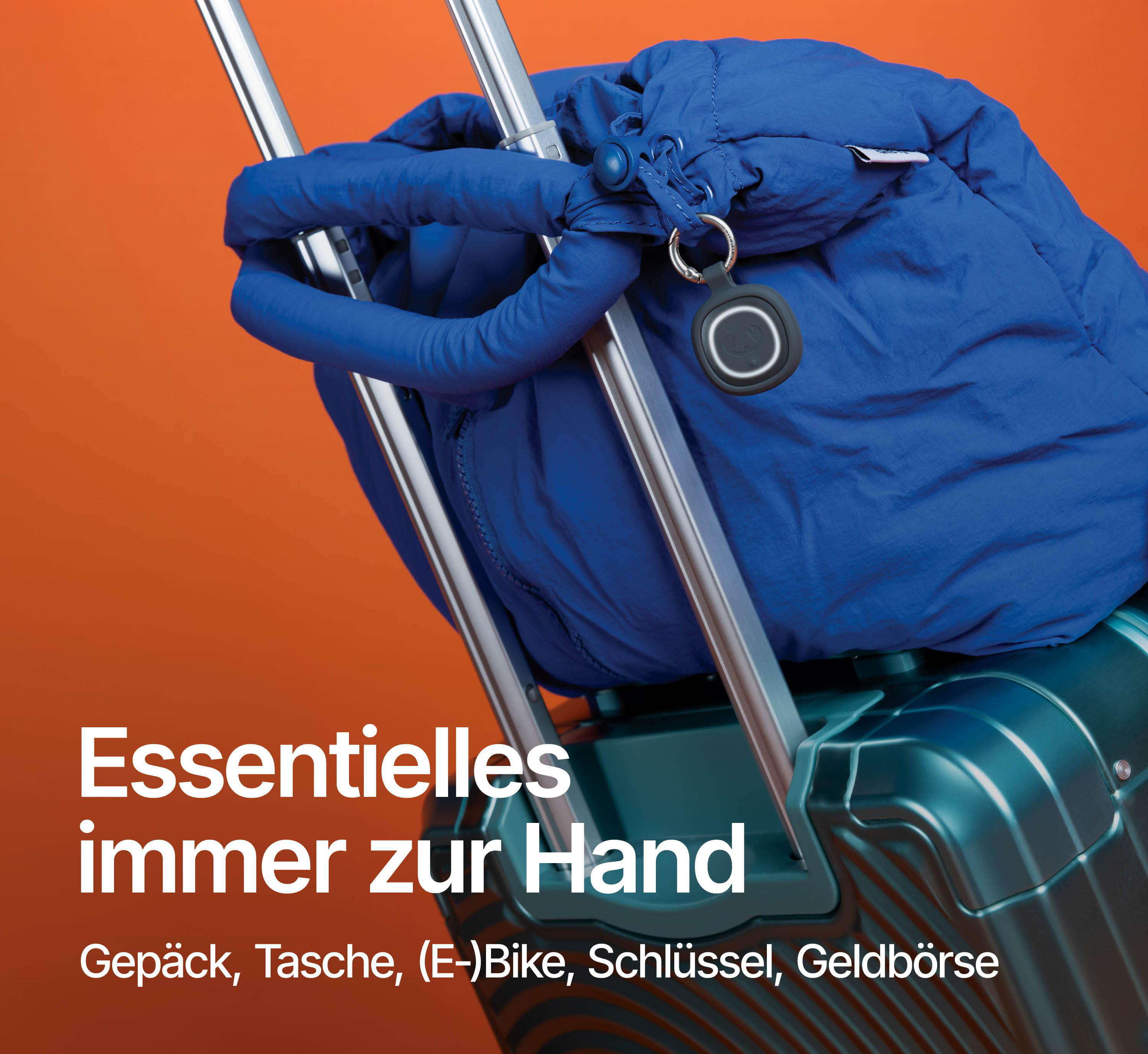 Ein blauer Rucksack ist an einem silbernen Koffer befestigt. Orangefarbener Hintergrund.