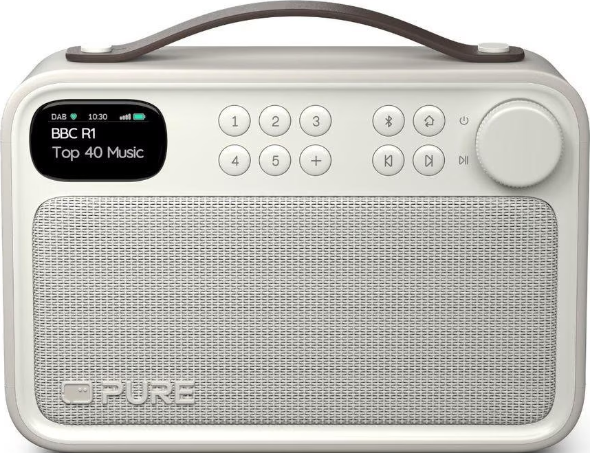 Une radio numérique blanche avec grille de haut-parleur argentée et poignée marron.