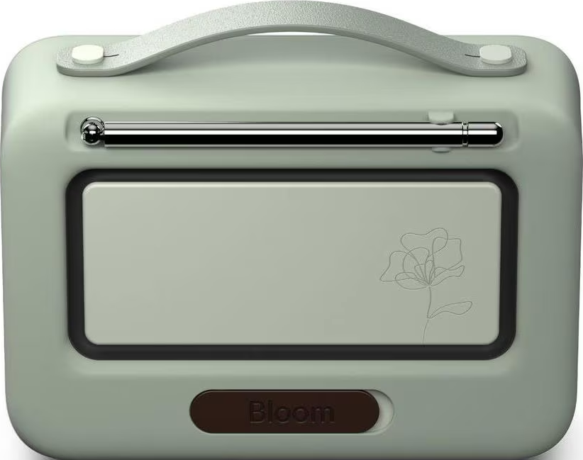 Une radio vert pastel avec poignée, barre chromée et dessin floral.
