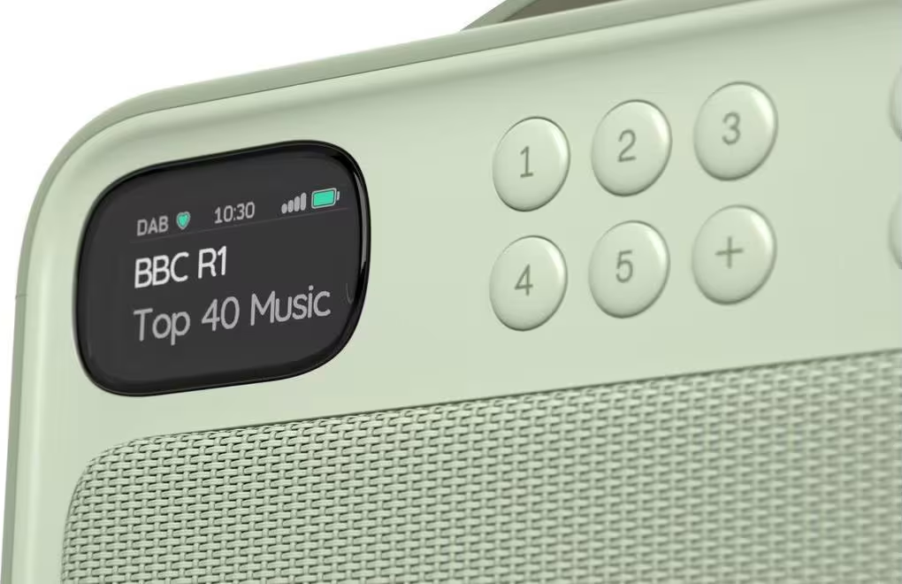 Une radio vert clair affiche DAB, BBC R1 et Top 40 Music.