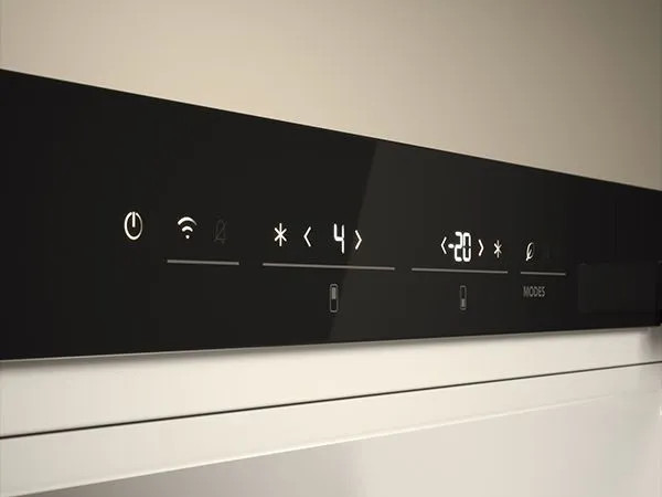 Panel sterowania z ikonami: Wł./Wył., WiFi, Wycisz, Gwiazdki, Strzałki, -20 Stopni, Tryby.