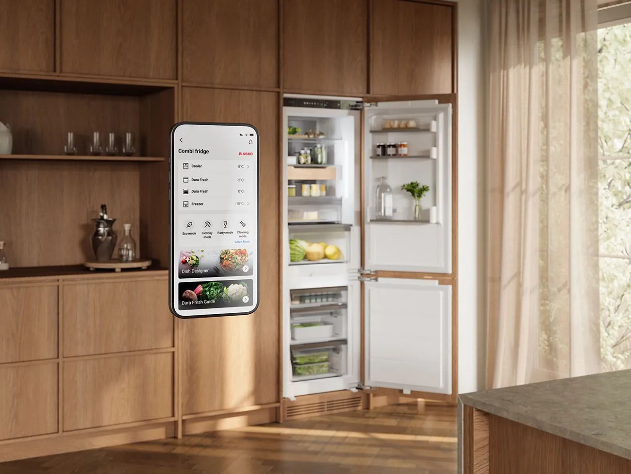 Smartfon wyświetla aplikację lodówki przed otwartą lodówką w drewnianej kuchni.