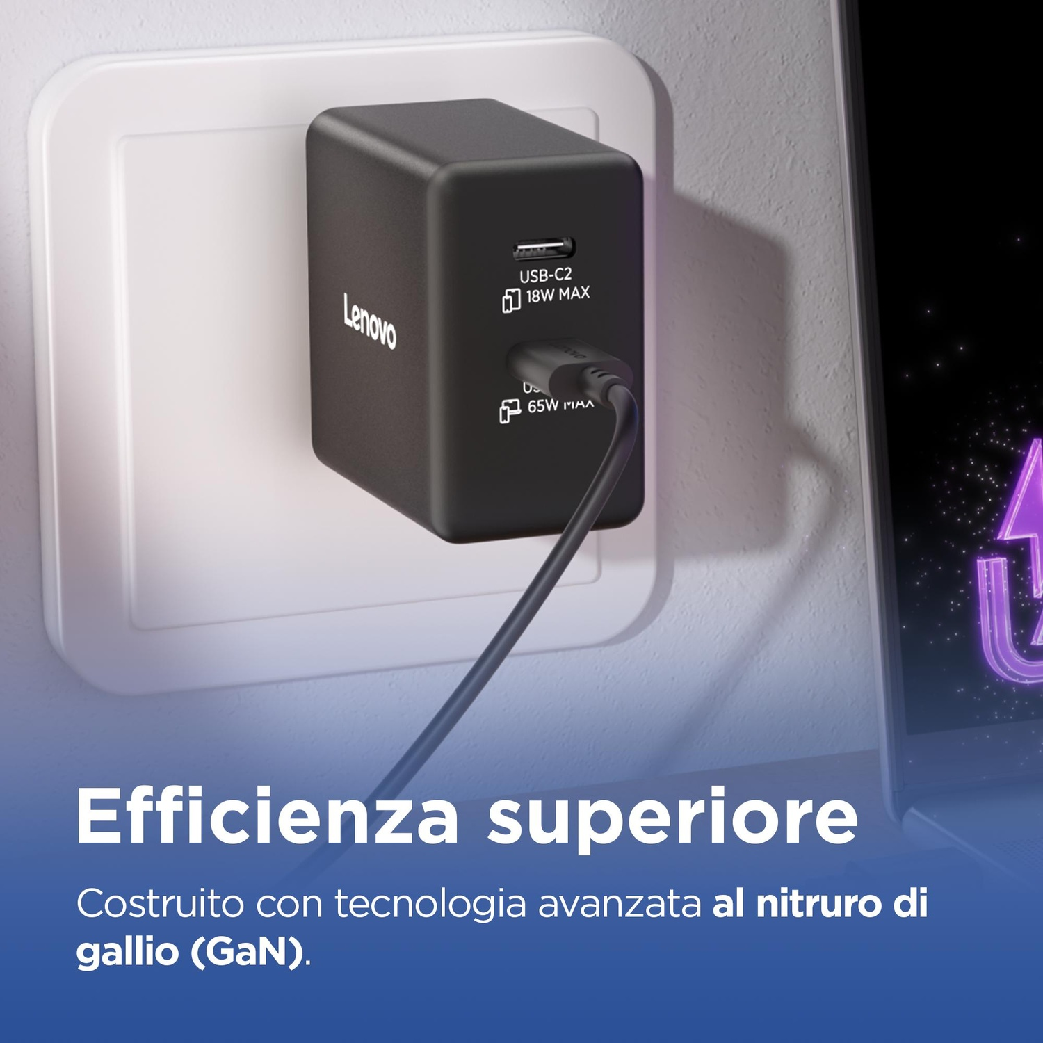 Un caricatore Lenovo nero con porta USB-C collegato a una presa a muro bianca.