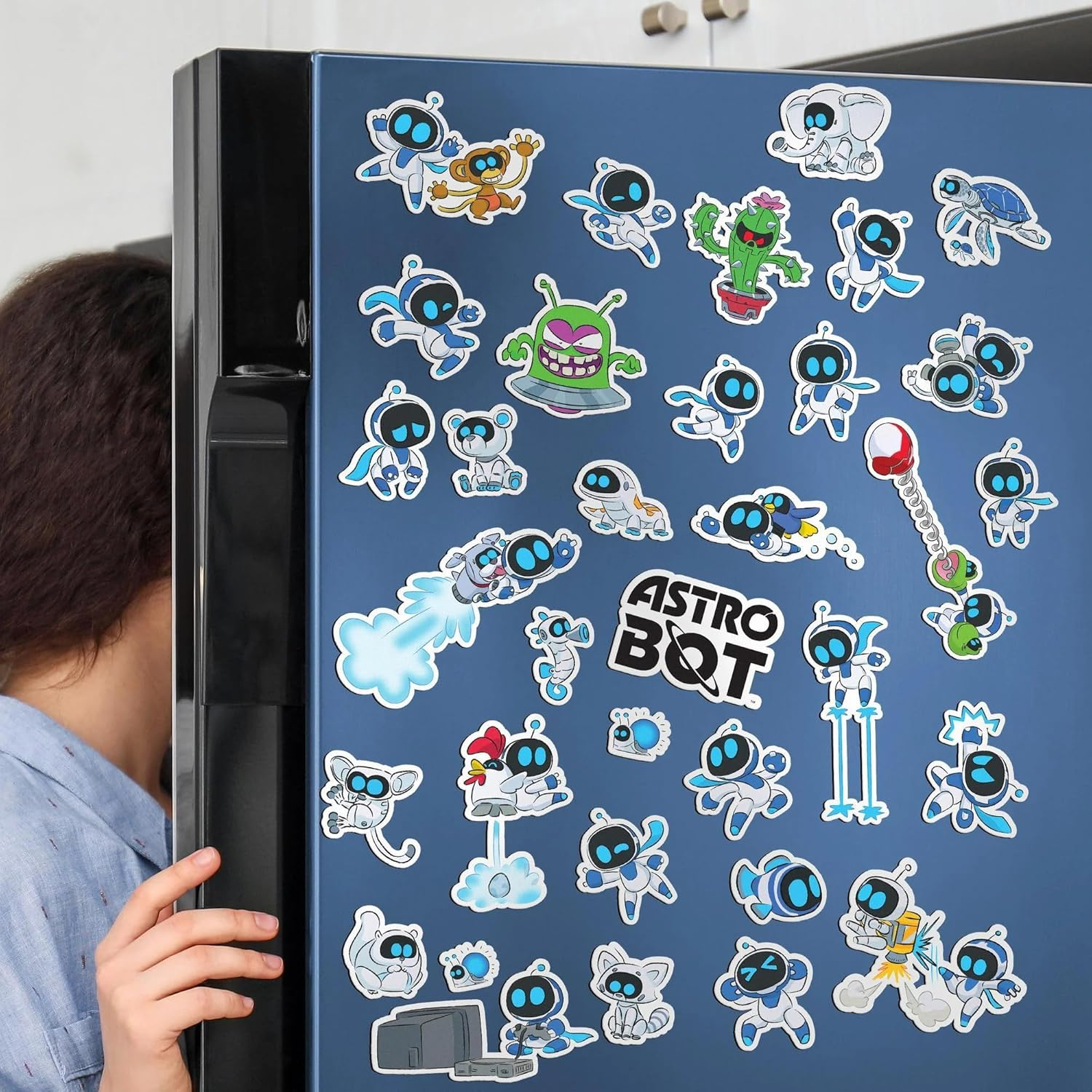 Hűtőszekrény különféle Astro Bot, idegenek, állatok és növények matricákkal díszítve.