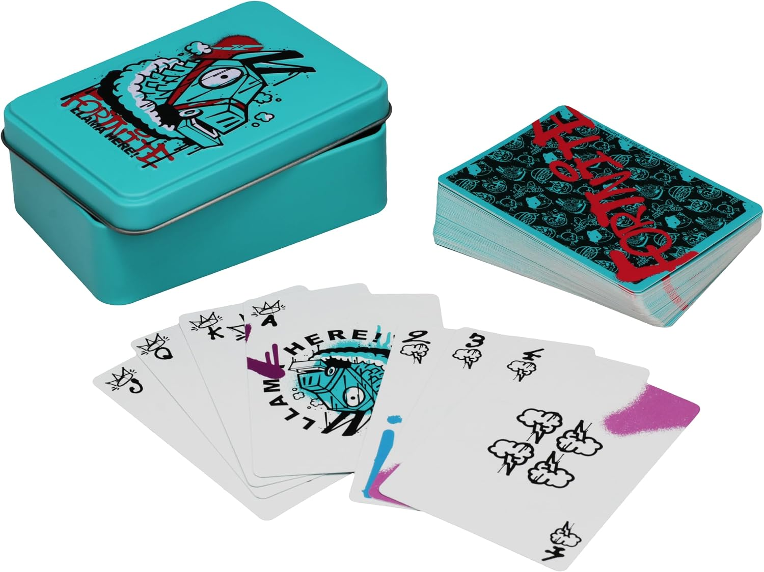Egy türkizkék fémdoboz, egy pakli kártya és több játékkártya szétszórva egy fehér felületen.