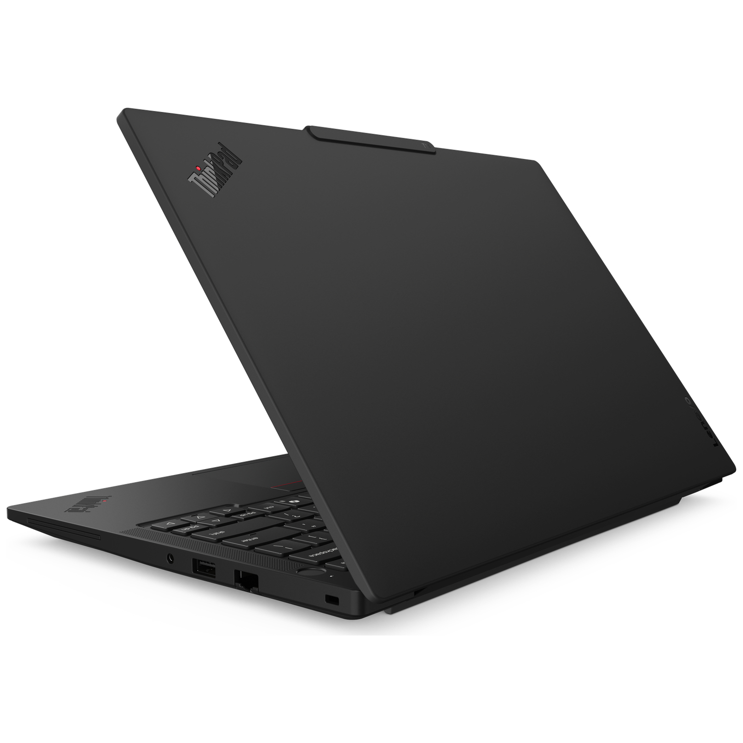Zwarte laptop met open deksel, toetsenbord zichtbaar. ThinkPad-logo op het deksel.