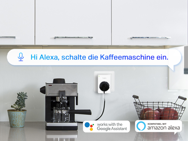 Ein Smart Plug schaltet eine Kaffeemaschine ein, mit Sprachsteuerung.