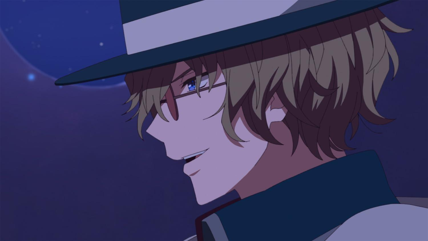Anime-Mann mit blonden Haaren, Brille und Hut lächelt vor Nachthimmel.