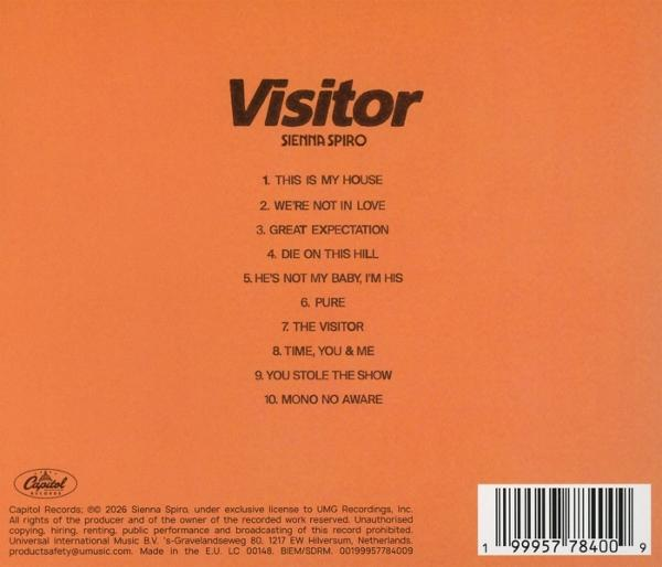 Albumtitel "Visitor" und Songliste von Sienna Spiro auf orangefarbenem Hintergrund.