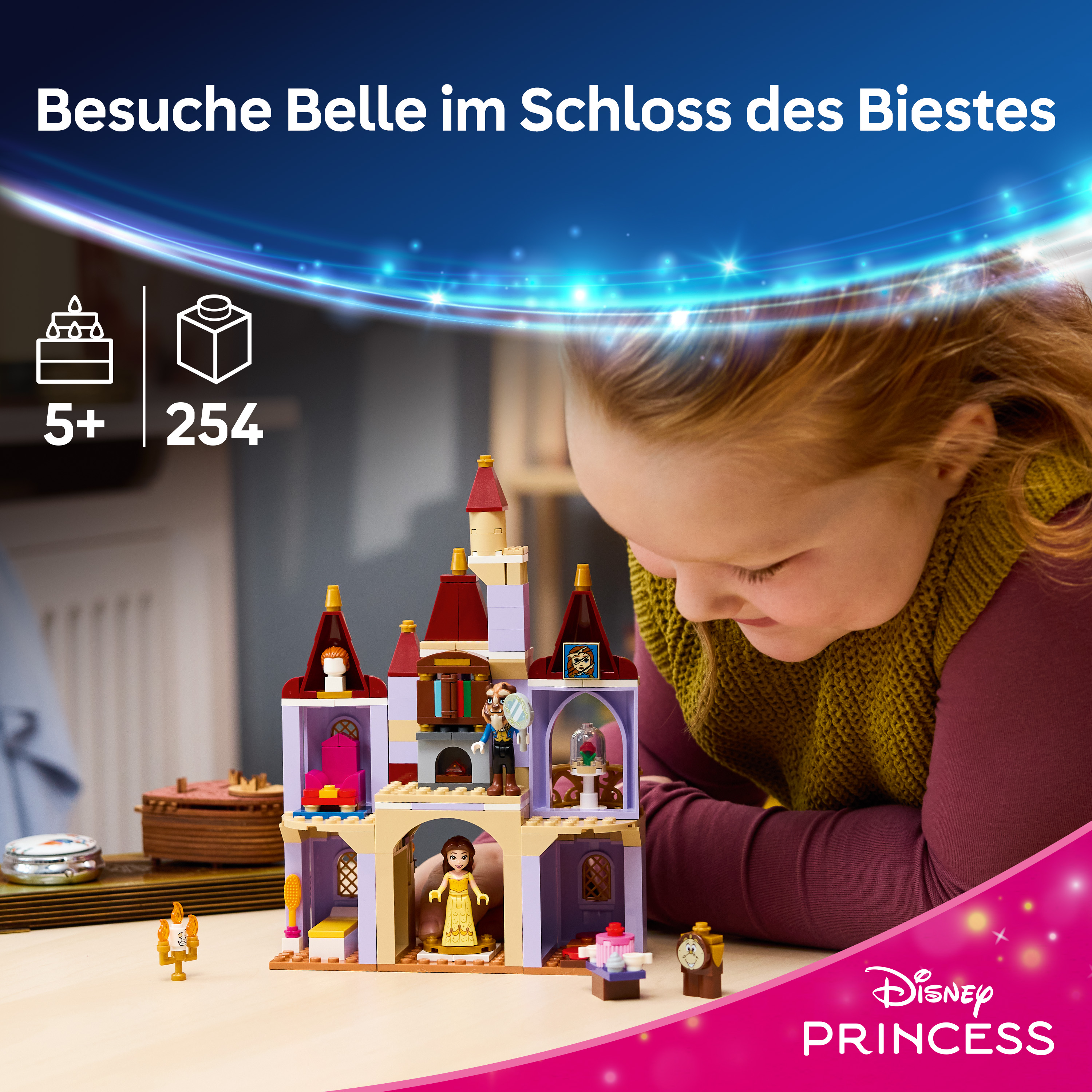 Ein Kind spielt mit einem Lego-Schloss-Set, inspiriert von Belle und dem Biest.